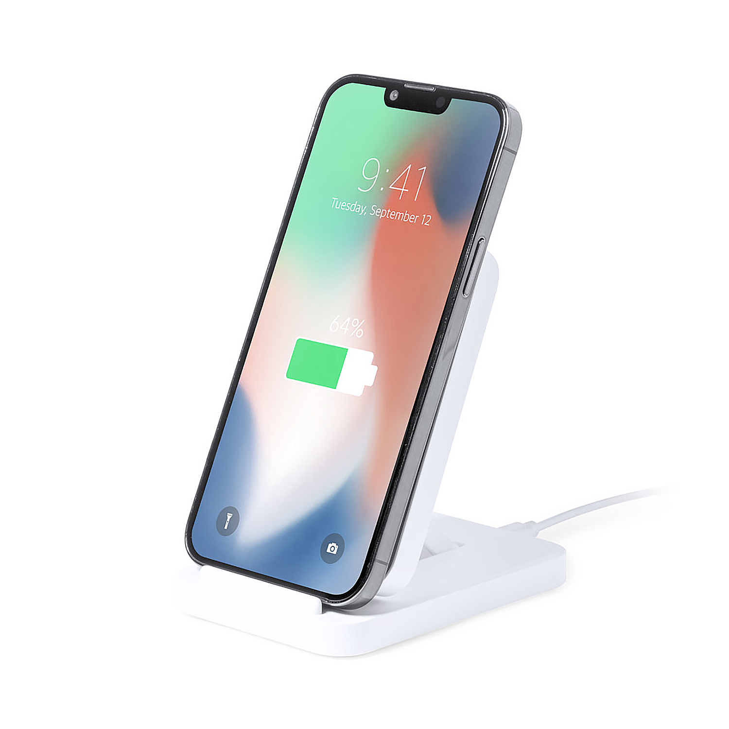 Uno smartphone argentato con notch è in carica su un supporto wireless bianco. Lo schermo mostra 9:41.