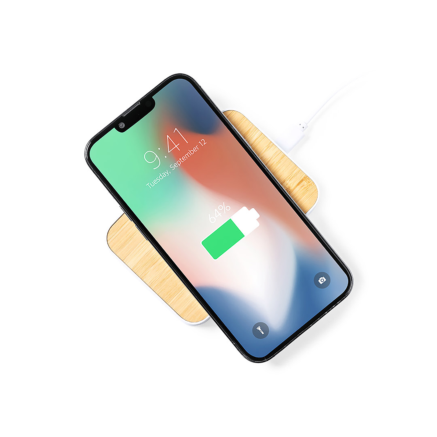 Uno smartphone si ricarica su un pad di ricarica in legno, con 64% di batteria.