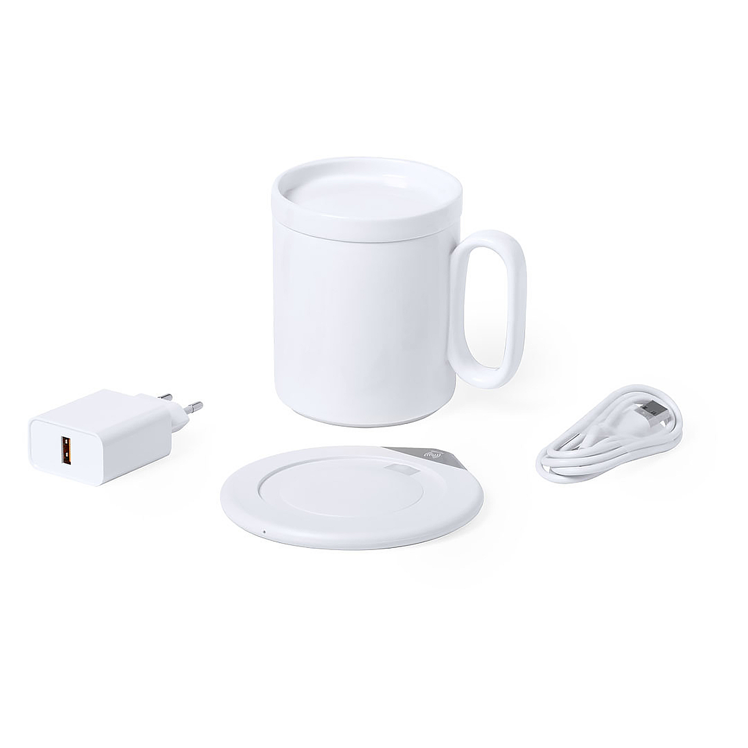 Una tazza bianca con coperchio, pad di ricarica e cavo USB.
