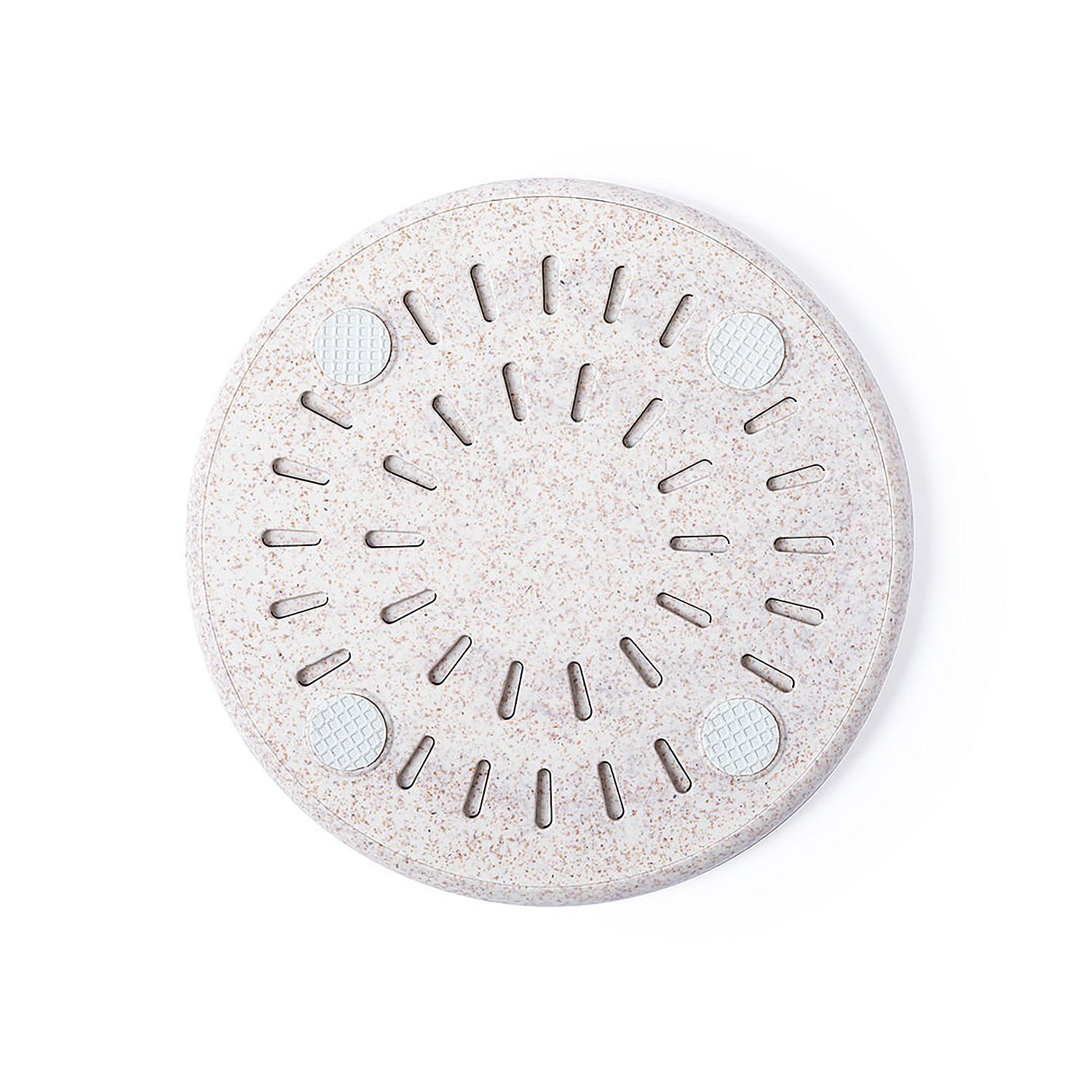 Un sottopentola rotondo e beige con fessure e quattro piedini gommati.