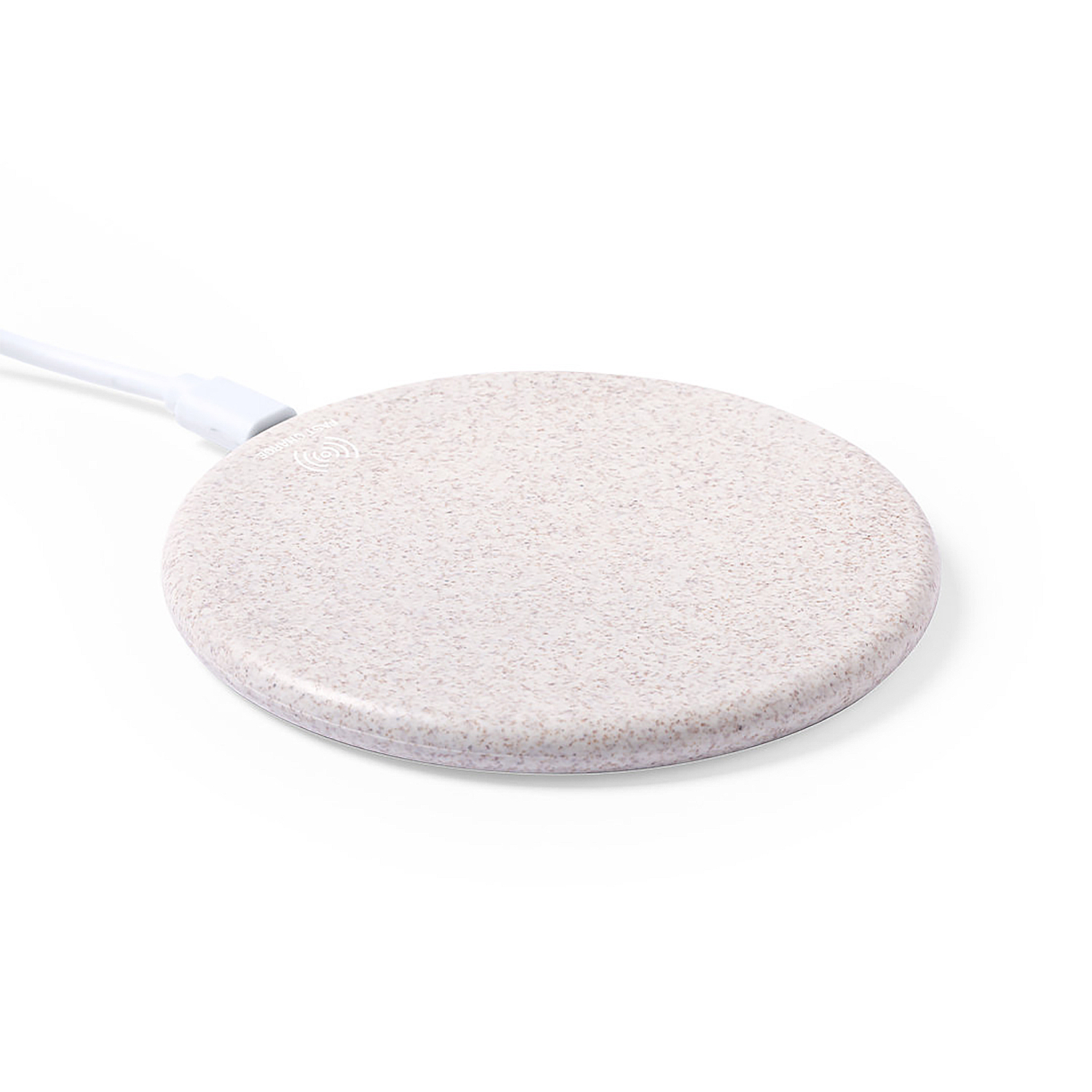 Un pad di ricarica wireless rotondo, rosa chiaro, con cavo bianco.