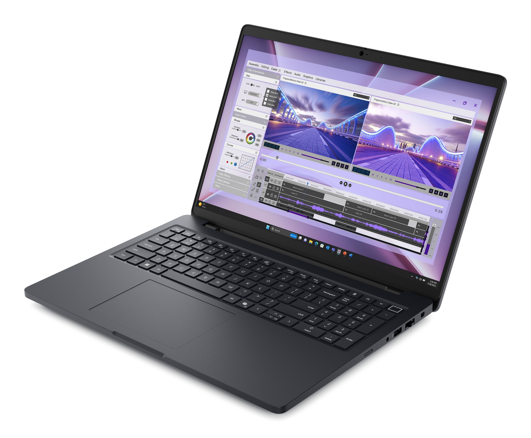 Un laptop scuro mostra un software di editing video con un ponte e luci.