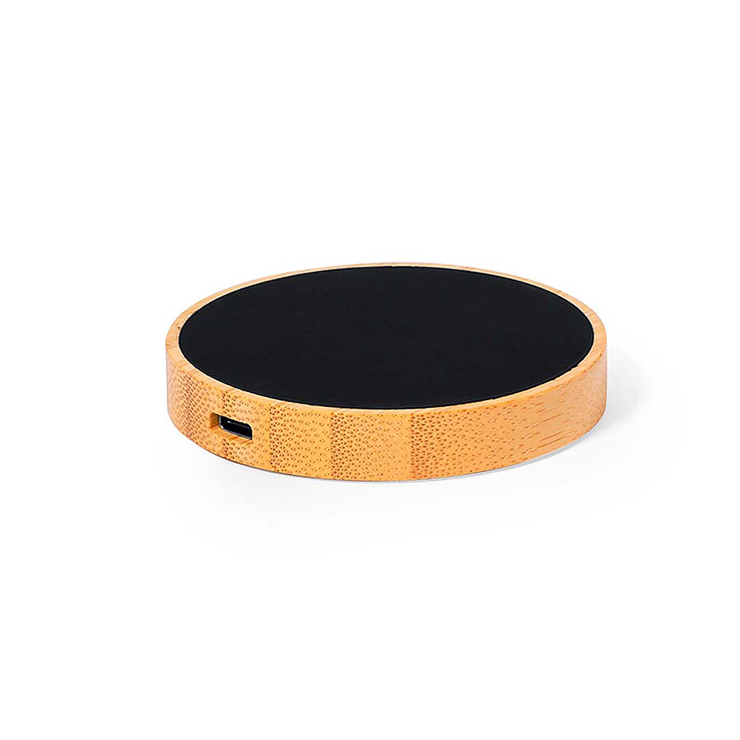 Superficie di ricarica rotonda nera con base in bambù e porta USB.