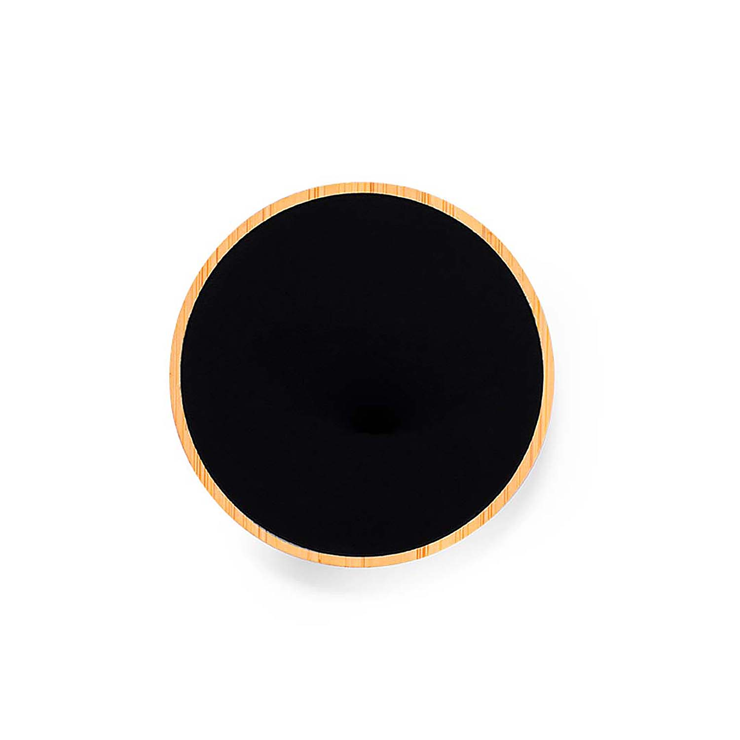 Un oggetto nero rotondo con bordo in legno marrone chiaro su sfondo bianco.