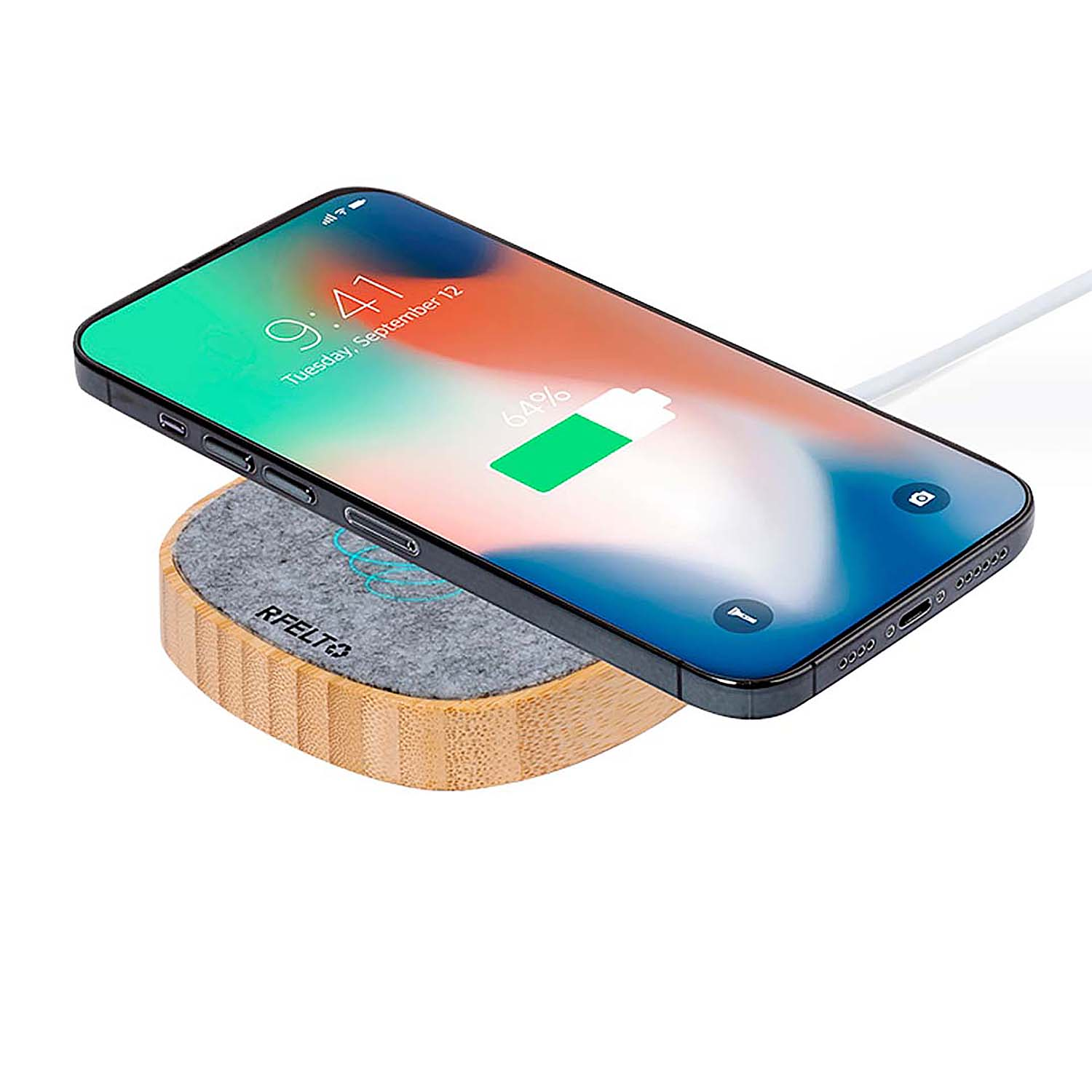 Uno smartphone nero si carica in modalità wireless su un pad di ricarica in legno e grigio.