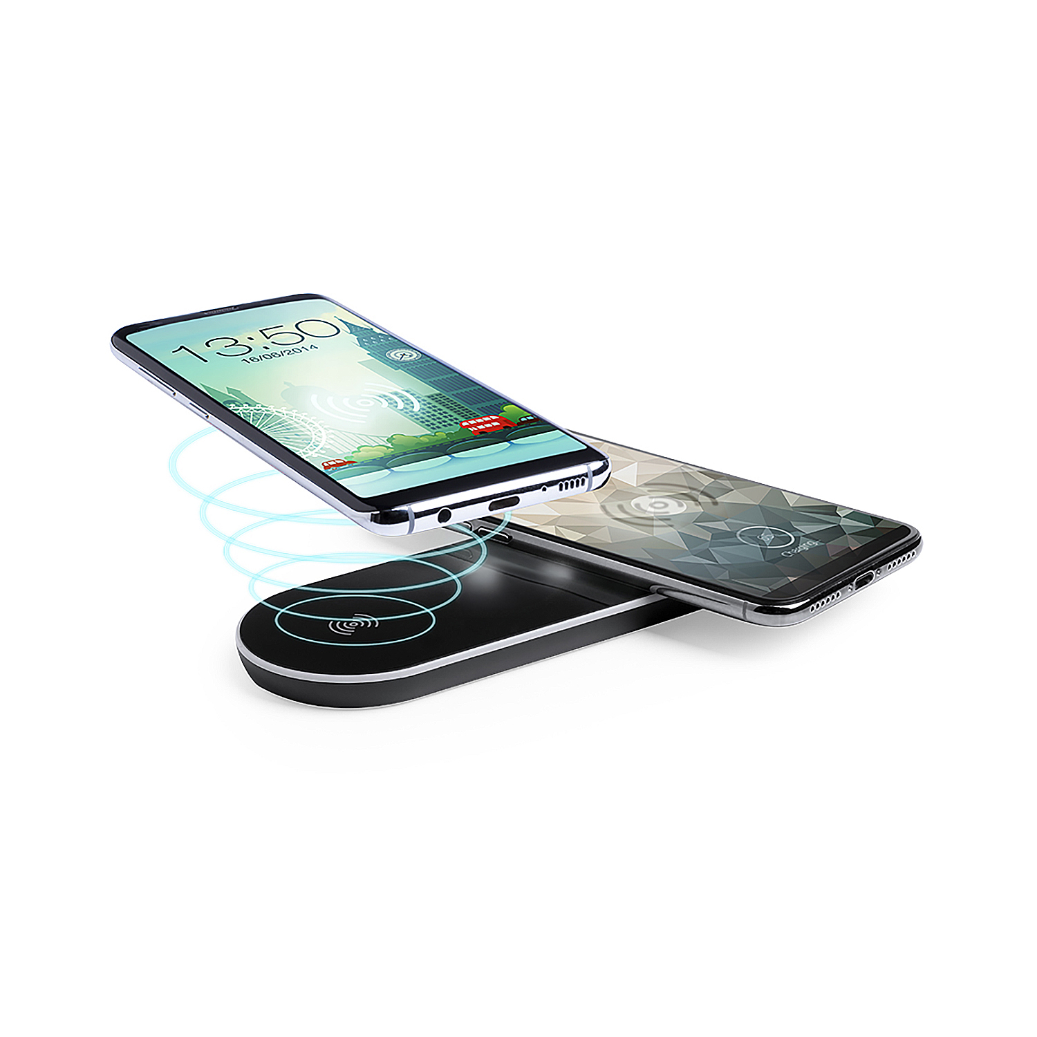 Un caricabatterie wireless nero alimenta due smartphone, uno mostra una scena cittadina.