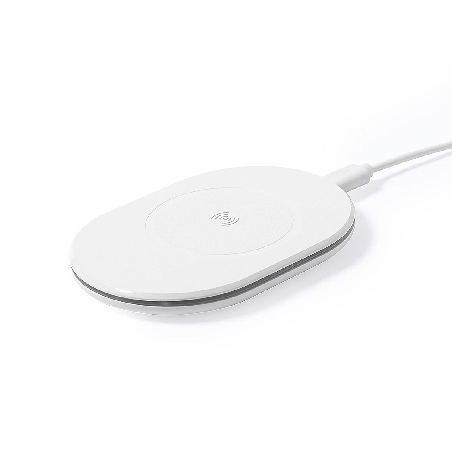 Un cargador inalámbrico blanco y redondo con borde gris y cable.