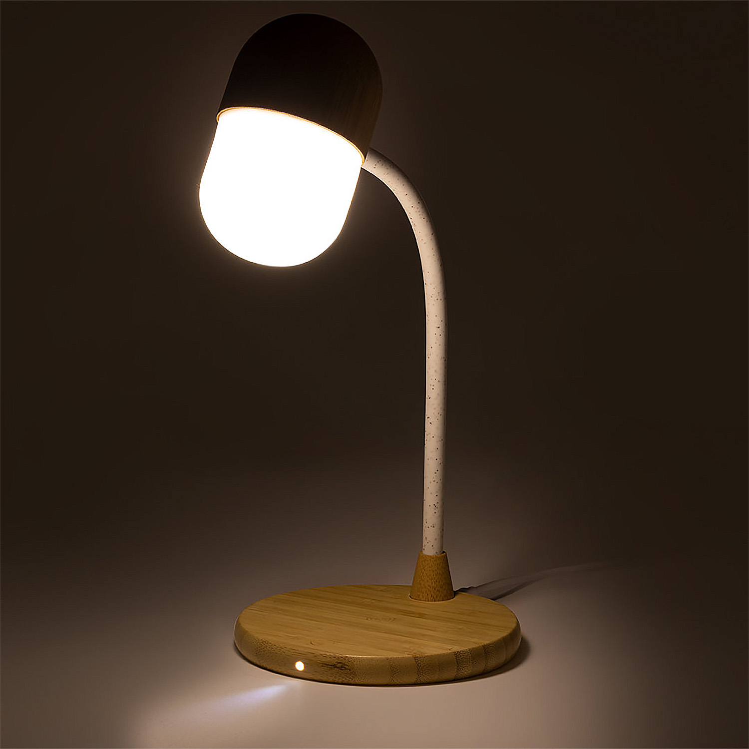 Una moderna lampada da scrivania con base in legno e stelo curvo.