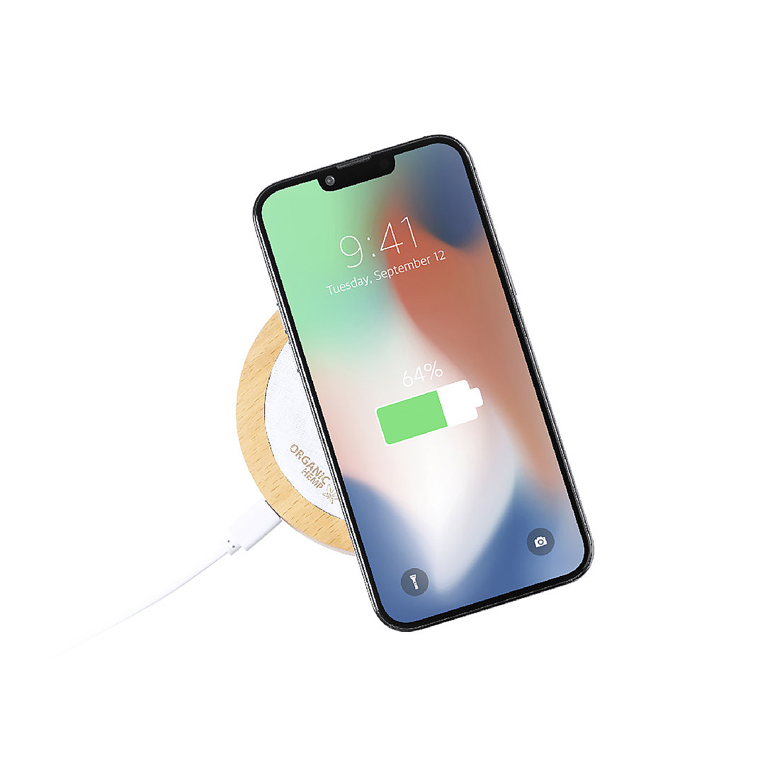 Un smartphone se carga en una base de carga redonda de madera con cable blanco.