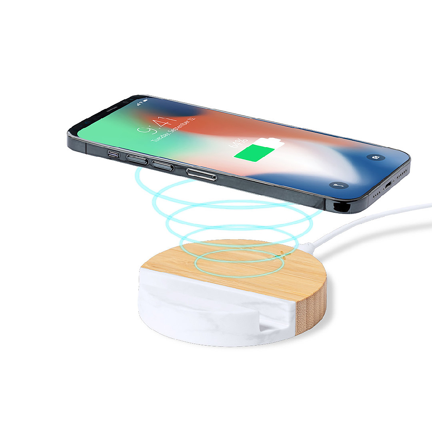 Uno smartphone si ricarica wireless su una base di ricarica bianca e in legno.
