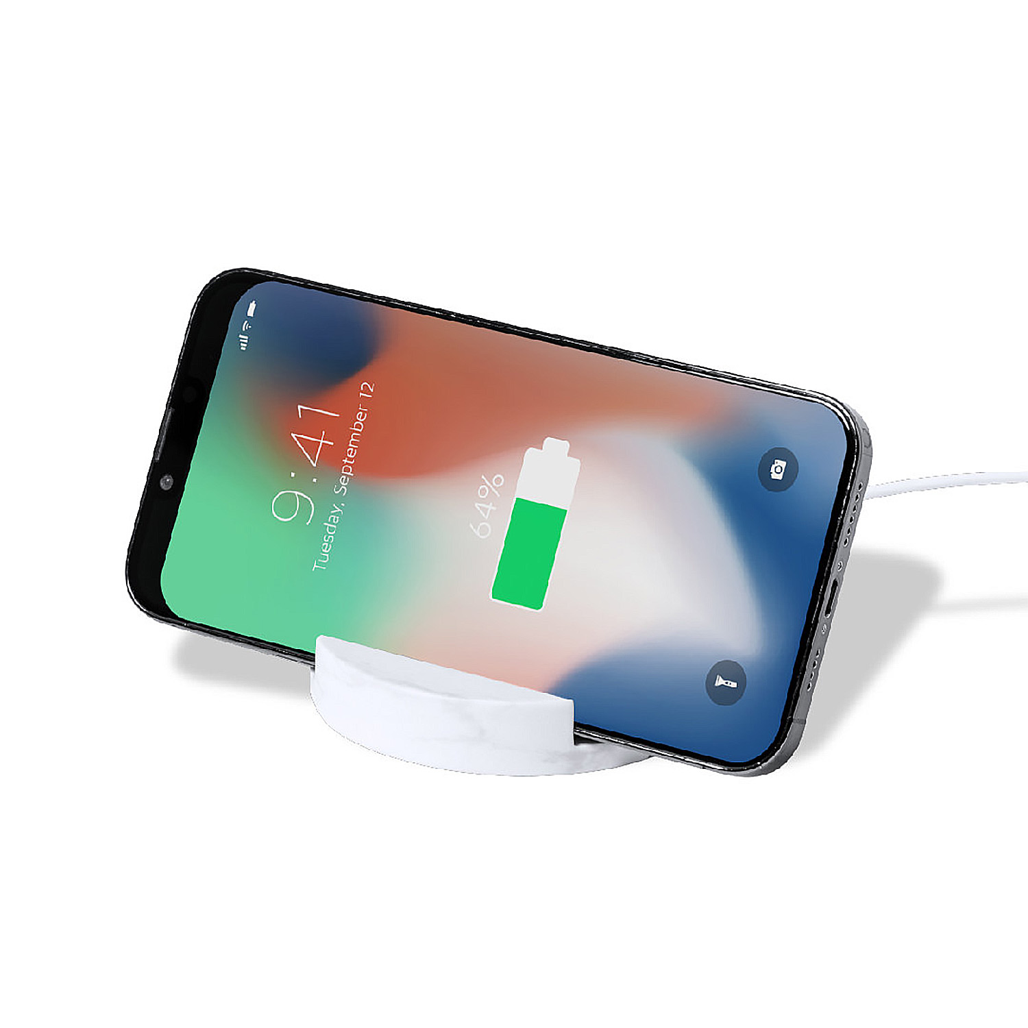 Uno smartphone nero è in carica su un supporto bianco, batteria al 64%.