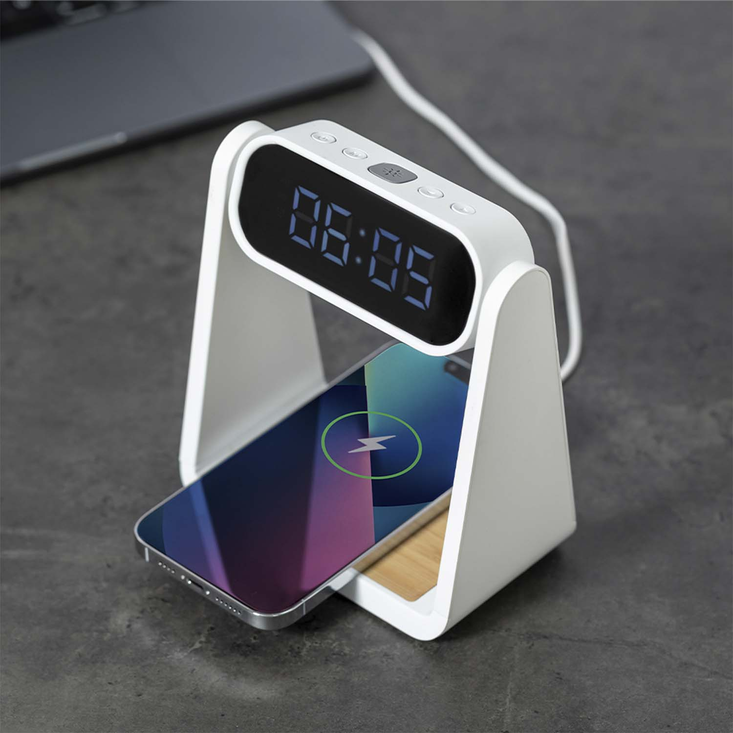 Cargador inalámbrico blanco con reloj digital y teléfono.