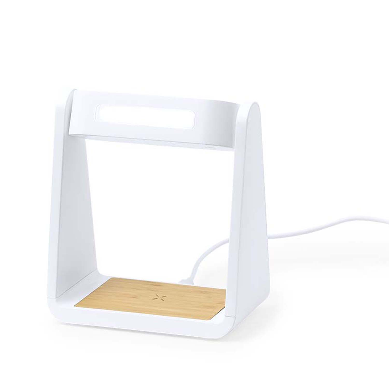 Un soporte de lámpara blanco con base de madera y luz LED.