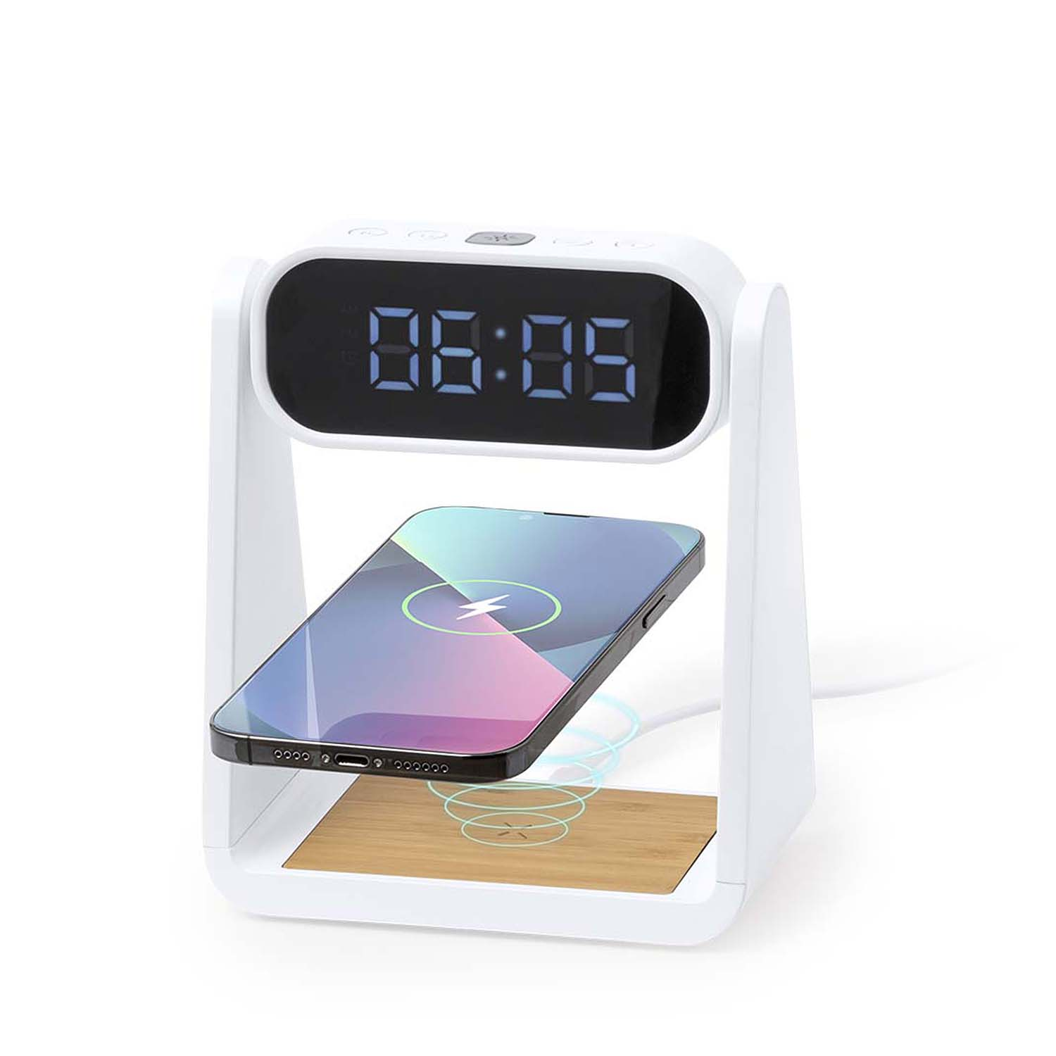 Un despertador blanco con pantalla digital azul y un teléfono en un soporte de carga.