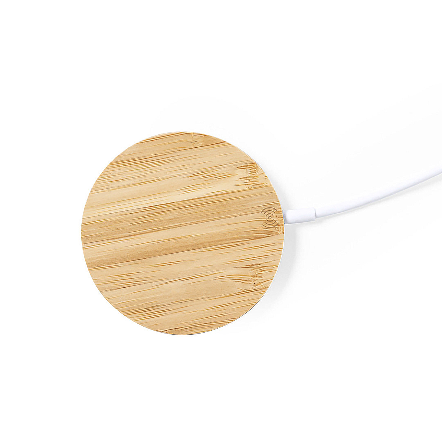 Cargador redondo de madera con cable blanco sobre fondo blanco.