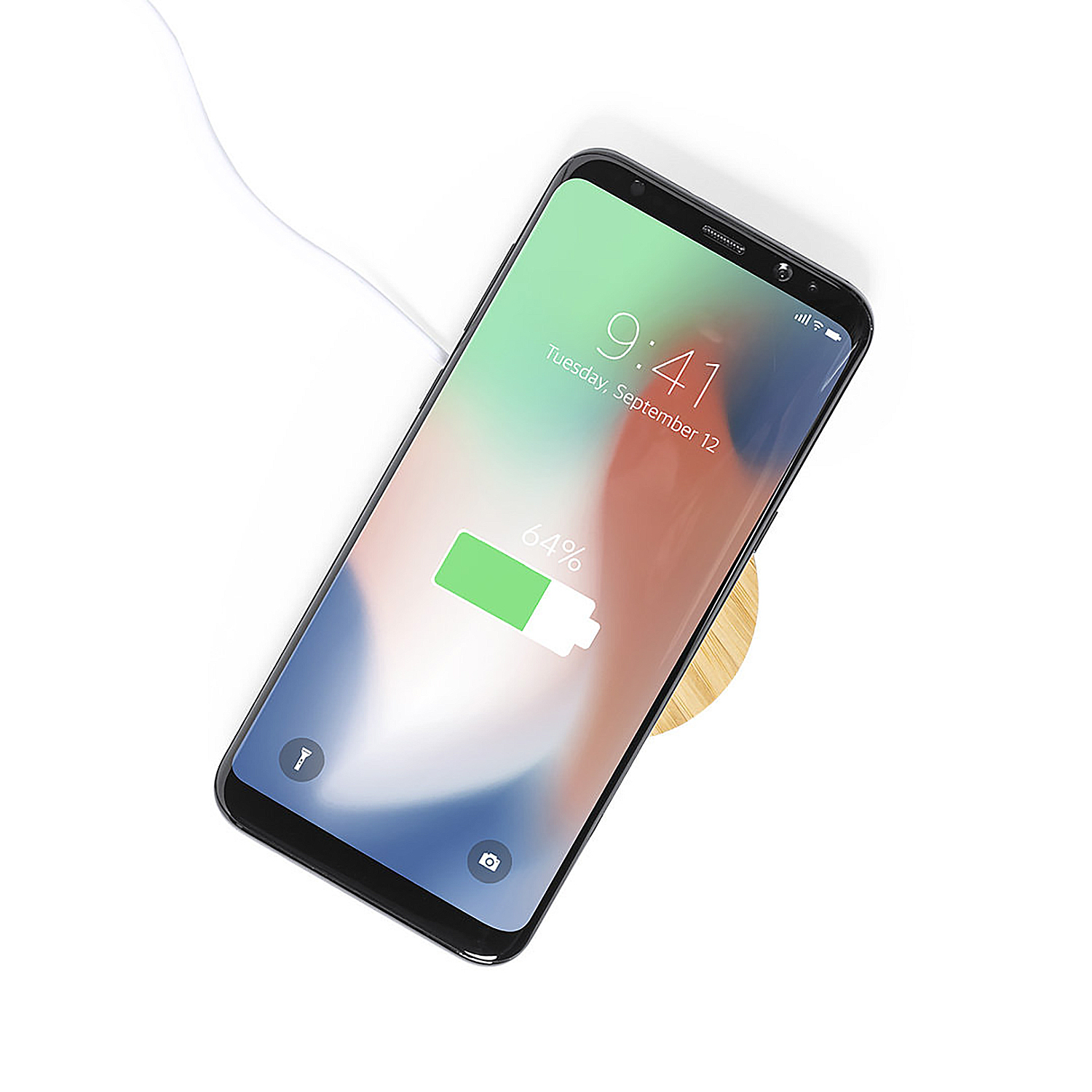 Un smartphone cargando inalámbricamente en una base de madera, 64%.