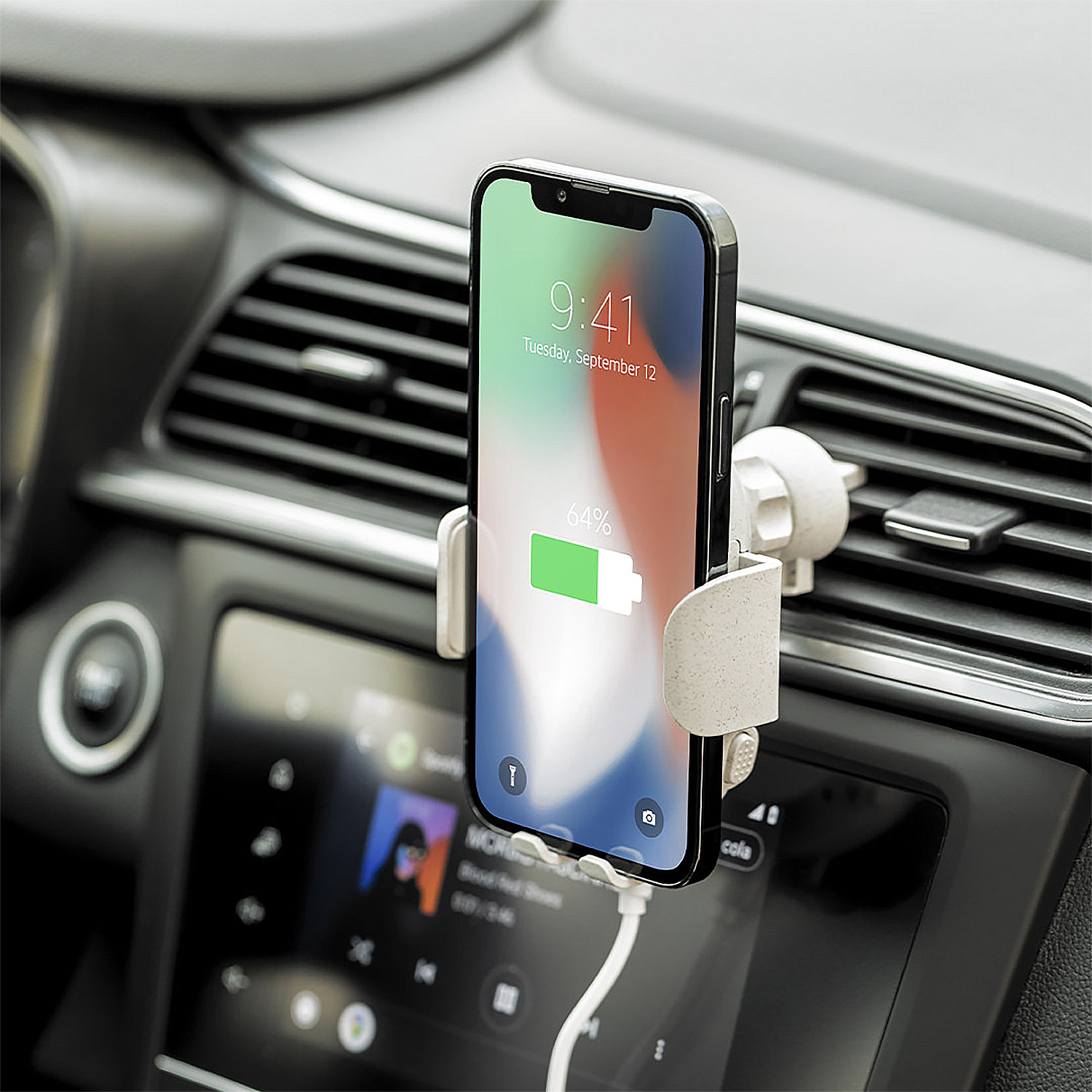 Uno smartphone in un supporto per auto, in carica. Schermo mostra 9:41.
