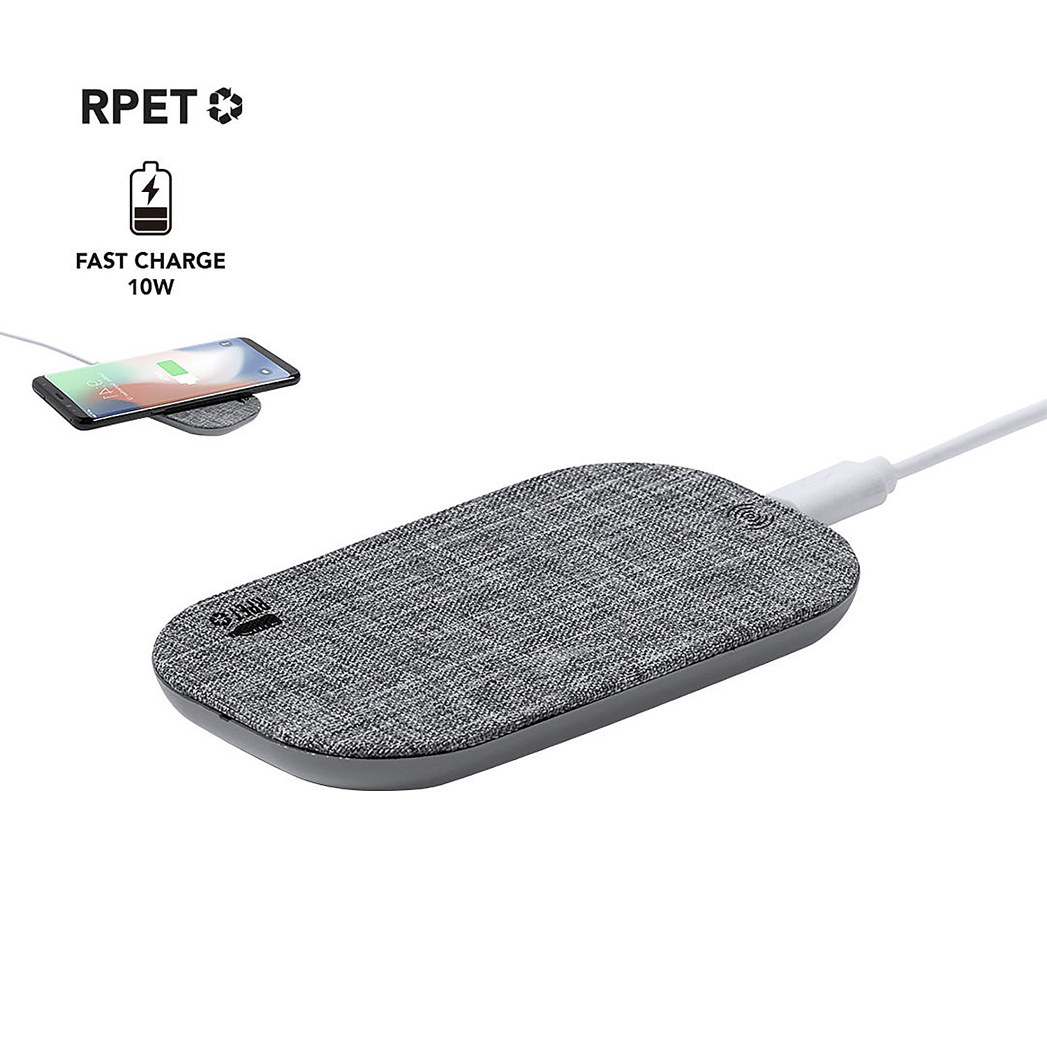 Pad di ricarica RPET grigio con cavo bianco e uno smartphone in carica.