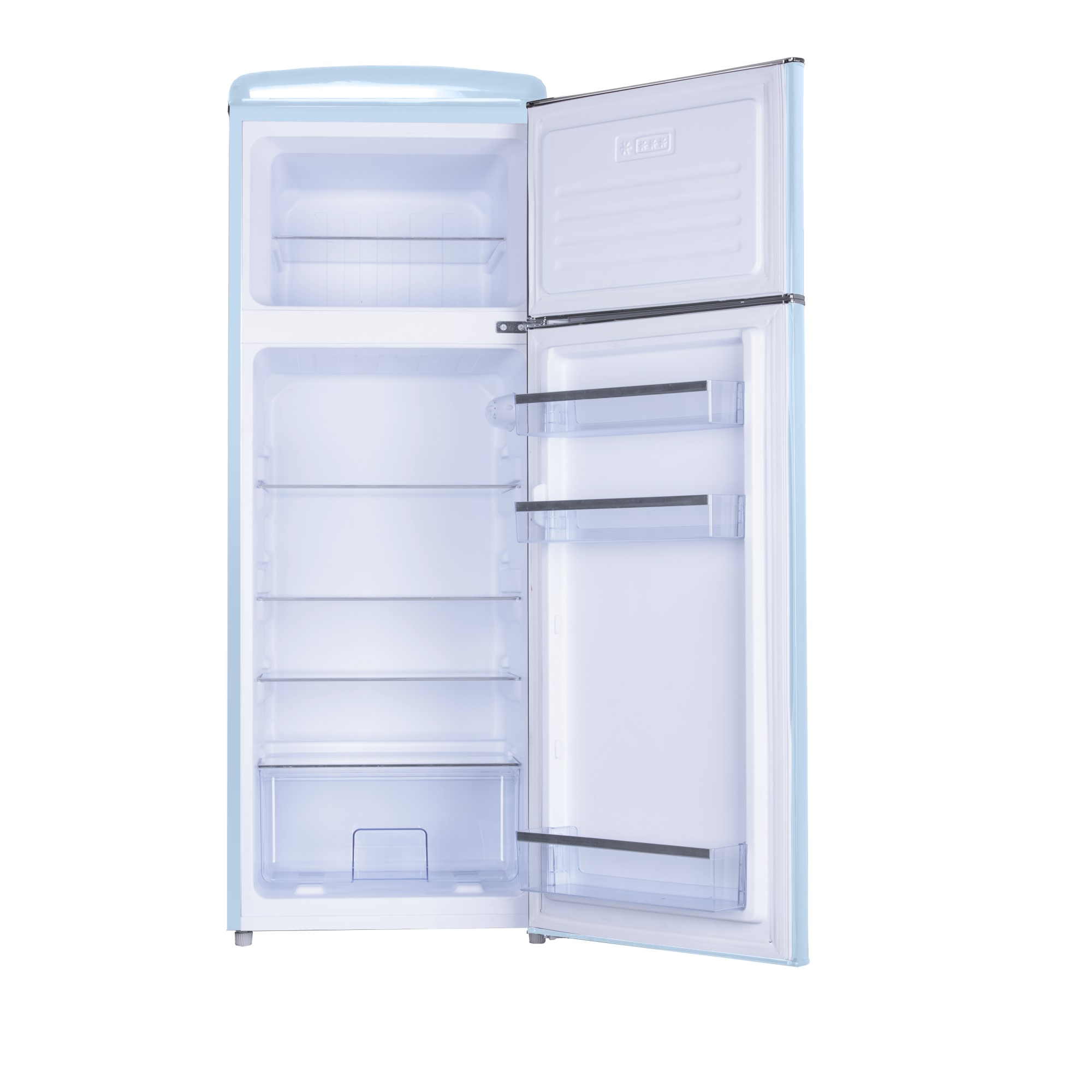 Ein hellblaues Kühlschrank-Innenleben mit geöffneter Tür und Regalen.
