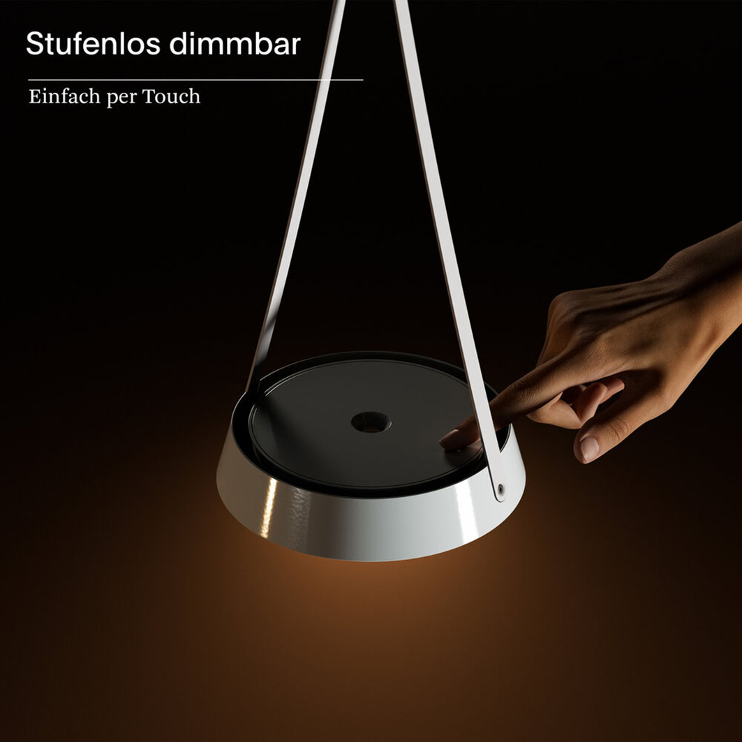 Hand berührt eine dimmbare Lampe, die per Touch gesteuert wird.