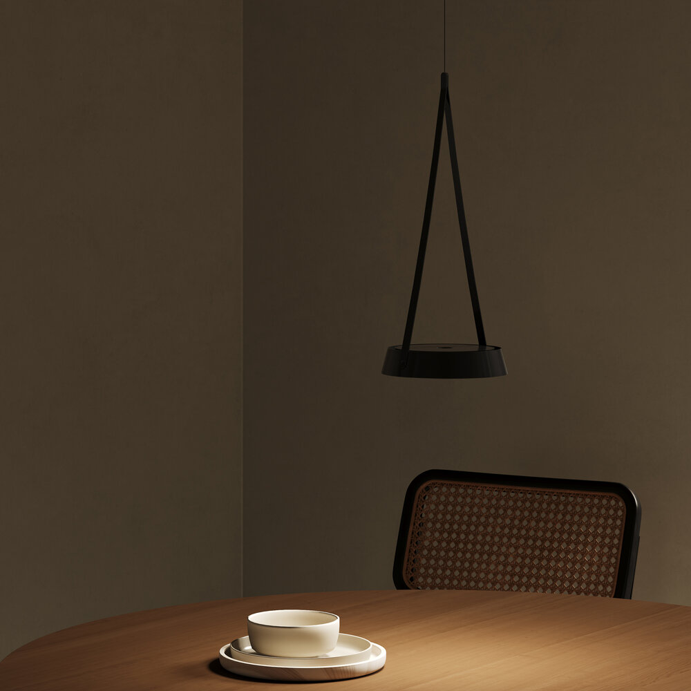 Ein Esstisch mit einer Schüssel und Tellern, ein Stuhl und eine Lampe.