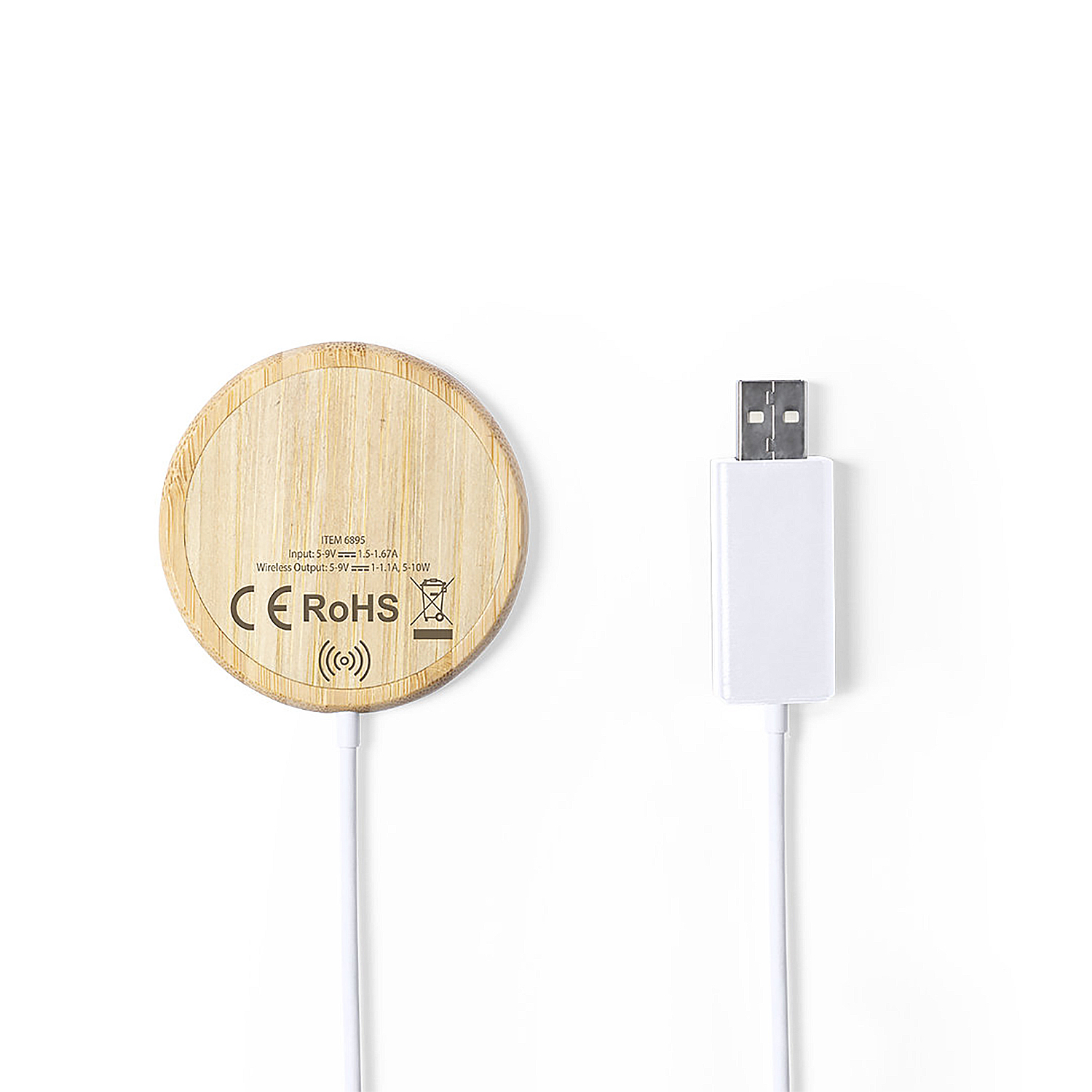 Un cargador inalámbrico redondo de madera con cable USB blanco sobre fondo blanco.