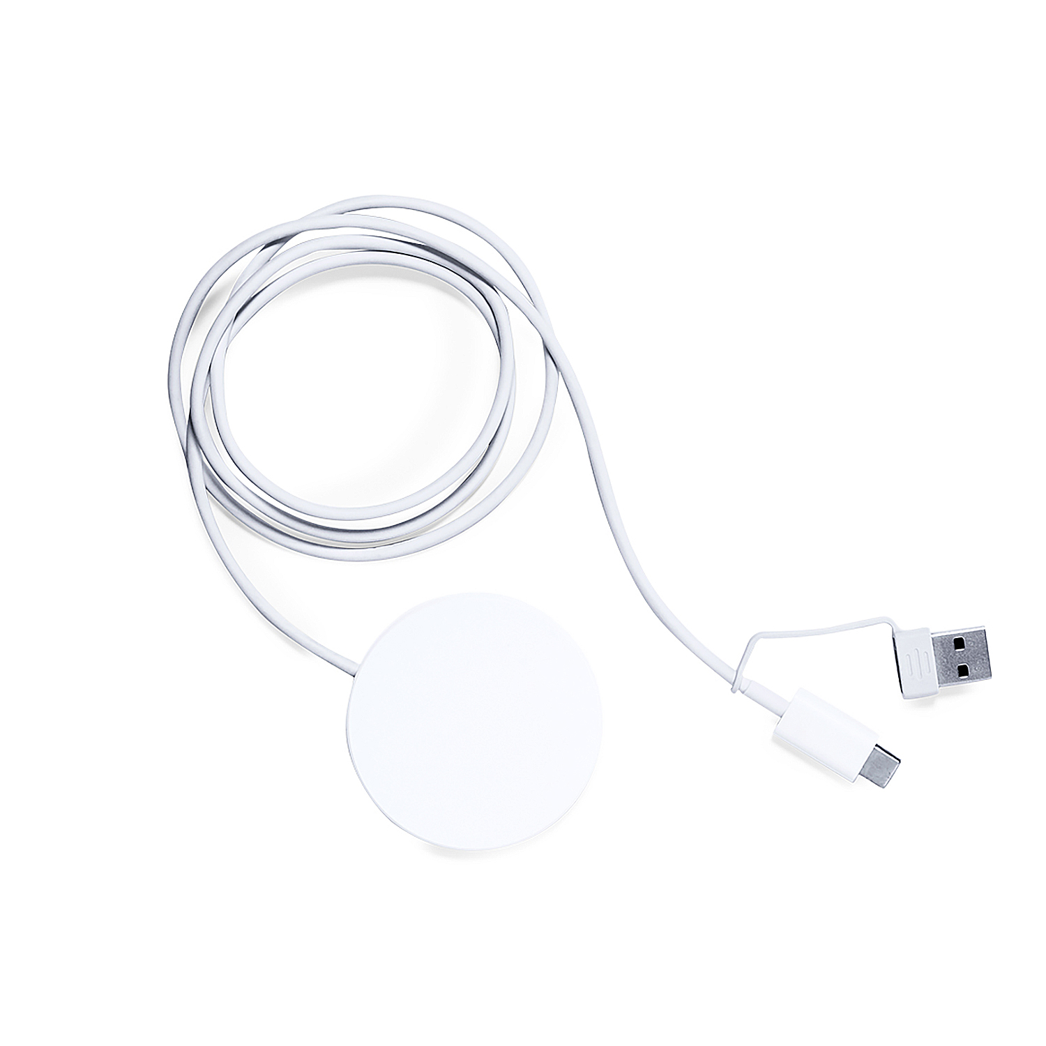 Un cable de carga blanco con conectores USB-A y USB-C sobre fondo blanco.