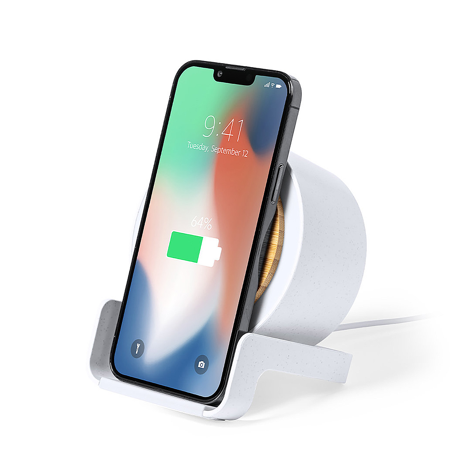 Un smartphone con 64% de batería está en un soporte de carga blanco.