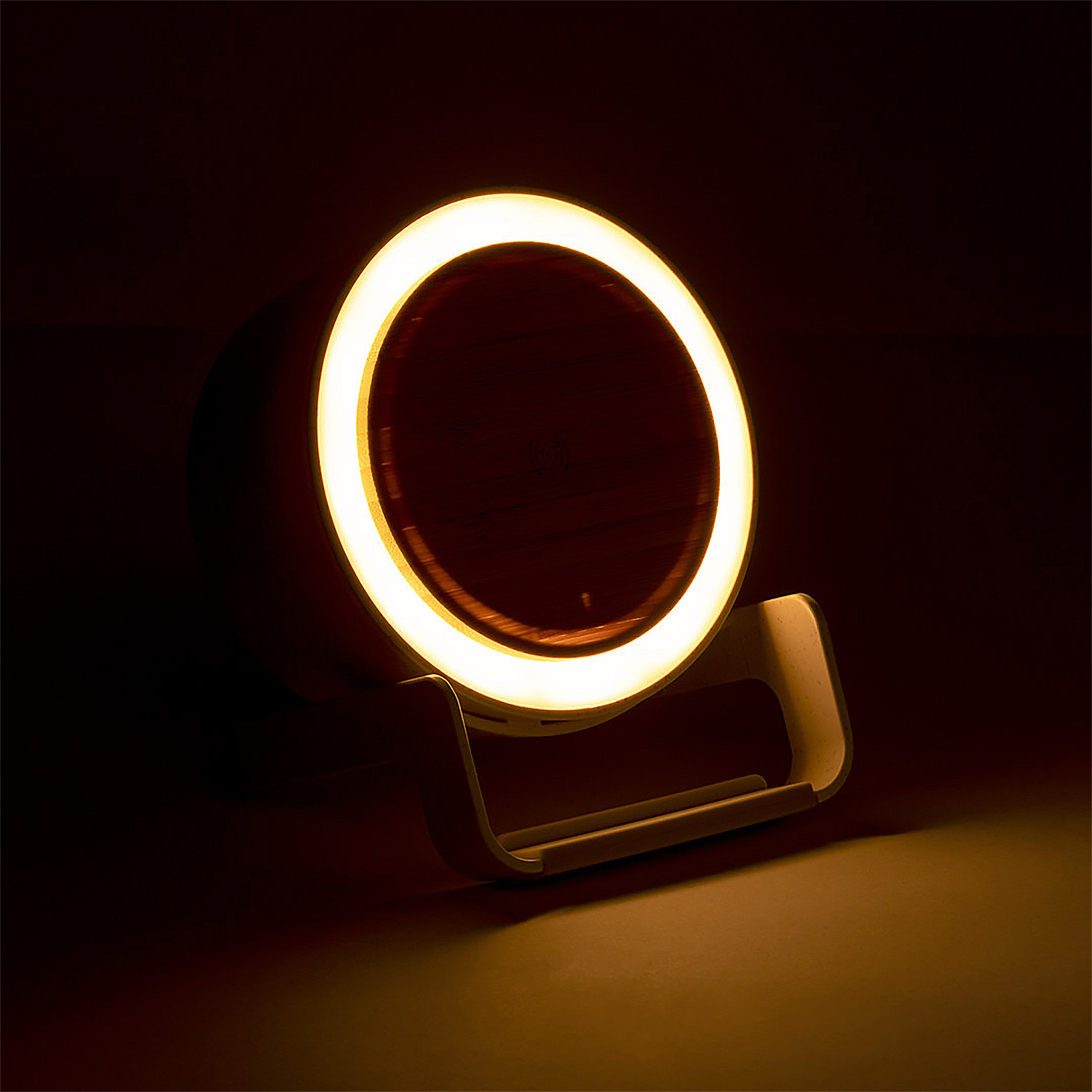 Altavoz redondo iluminado con veta de madera sobre un soporte oscuro.