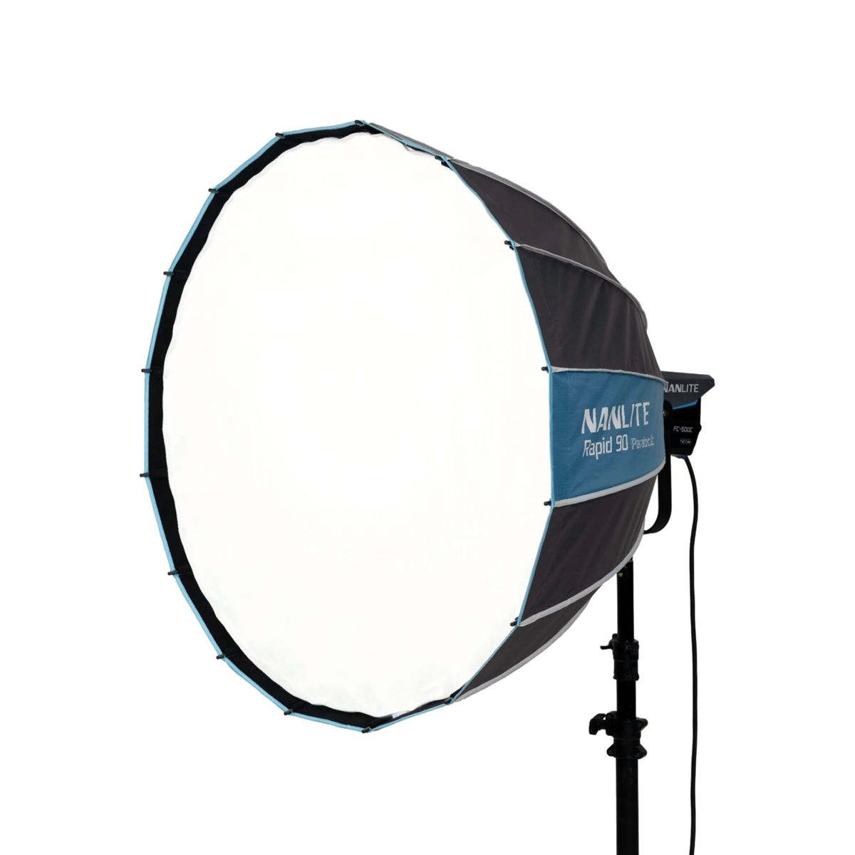 Un softbox parabolique Nanlite Rapid 90 avec tissu noir et bleu sur un pied.
