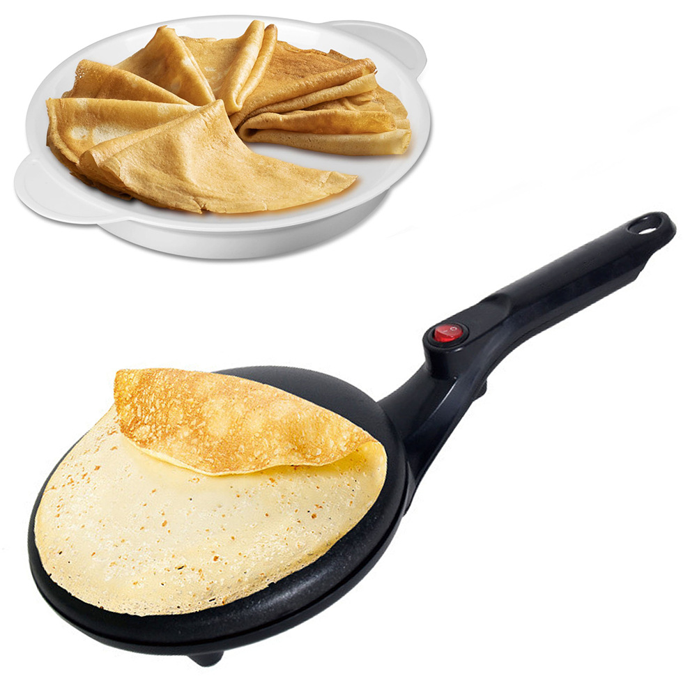 Ein Crêpes-Maker mit zwei Crêpes darauf. Einer wird gerade zubereitet.