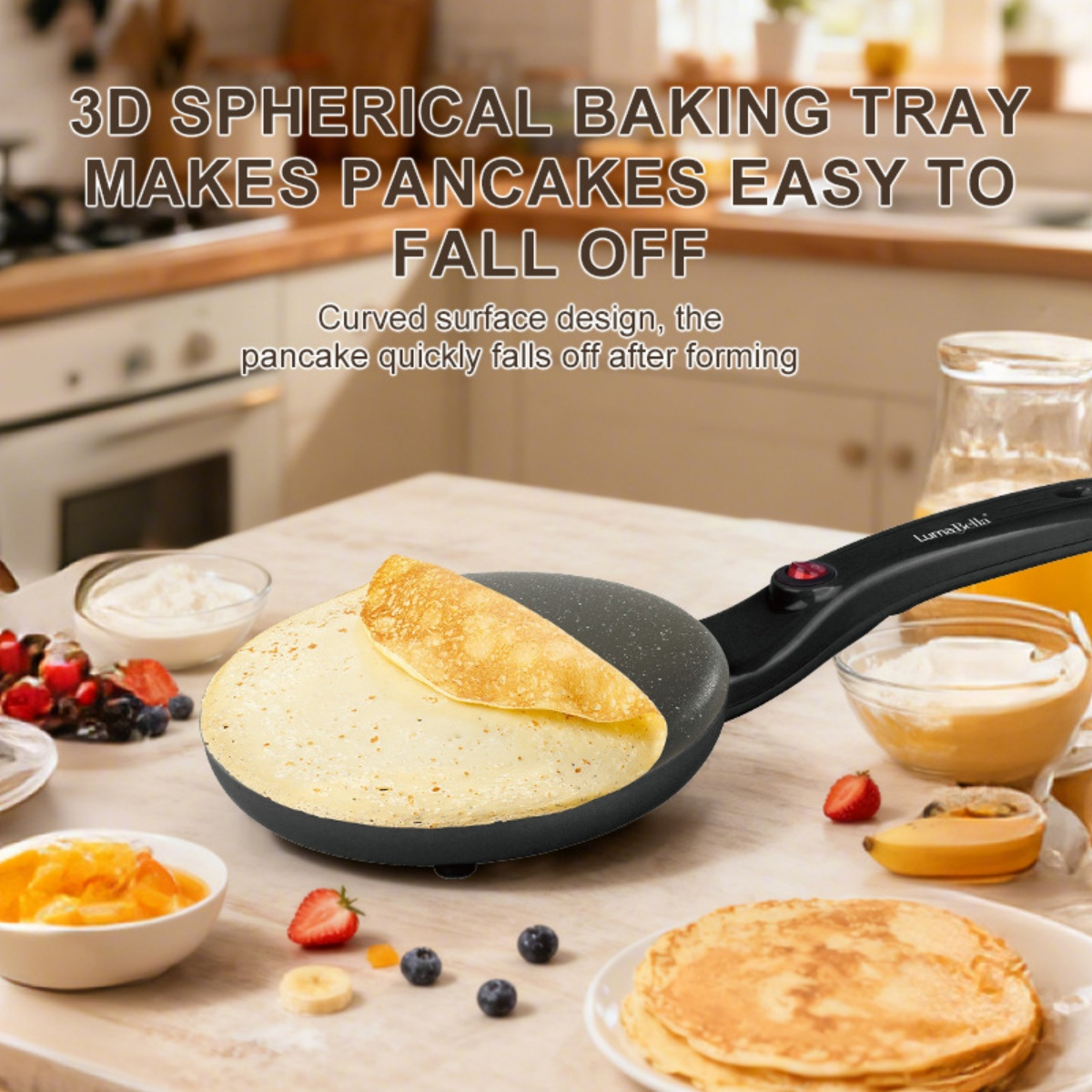 Ein runder Crêpe wird auf einer Pfanne mit Früchten und Joghurt gebacken.