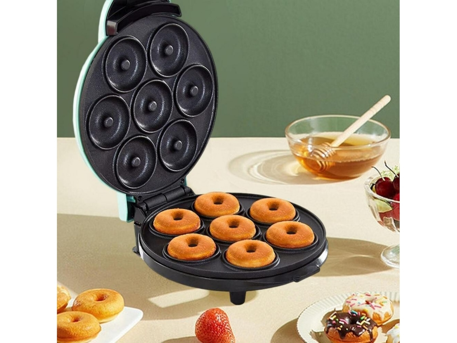 Ein offener Donut-Maker mit sechs gebackenen Donuts und sieben leeren Mulden.