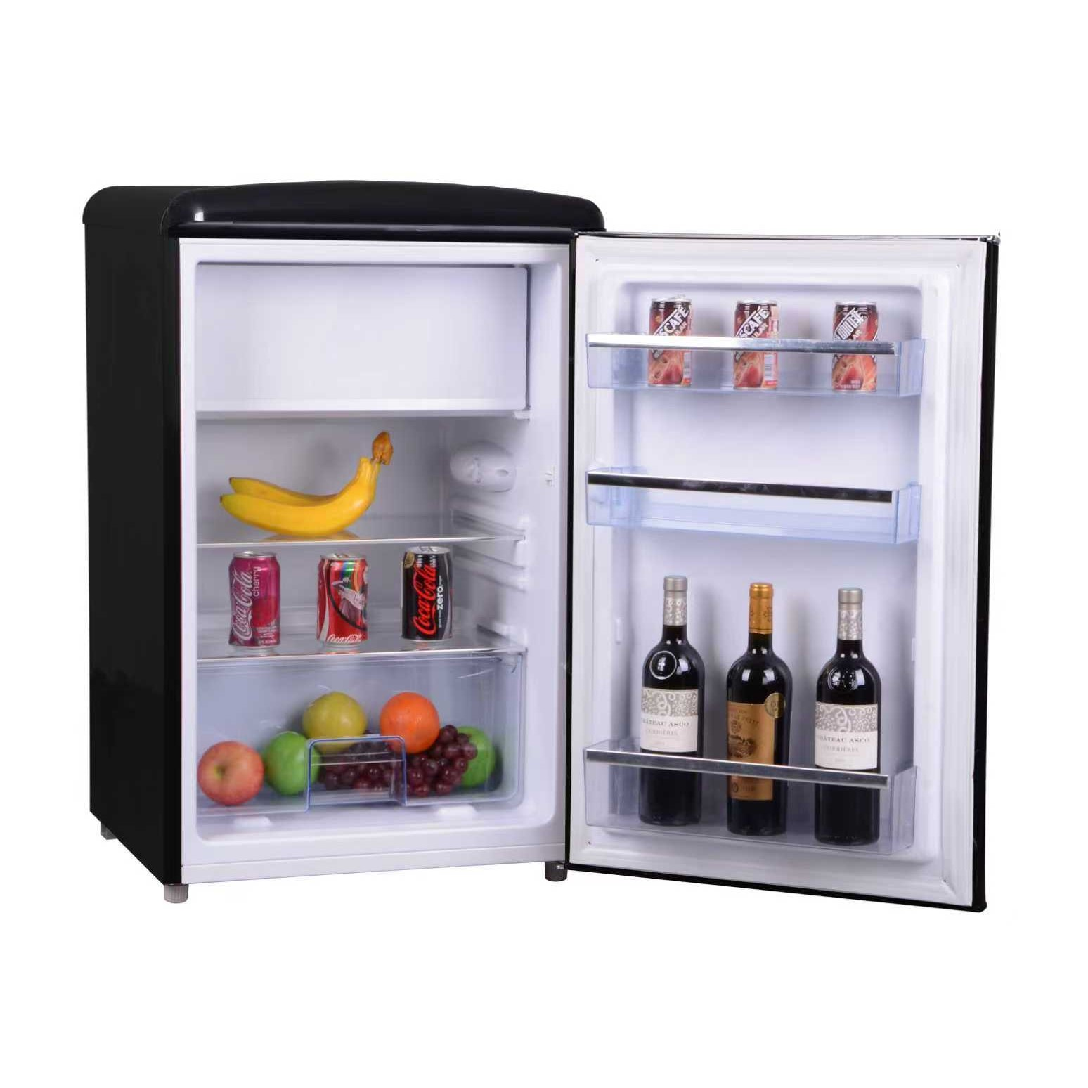 Un frigorifero nero con la porta aperta. Fornito di frutta, bevande e bottiglie di vino.