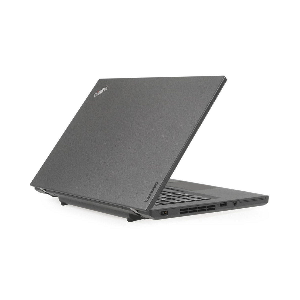 Ein dunkler Lenovo ThinkPad Laptop ist auf einer weißen Fläche geöffnet.