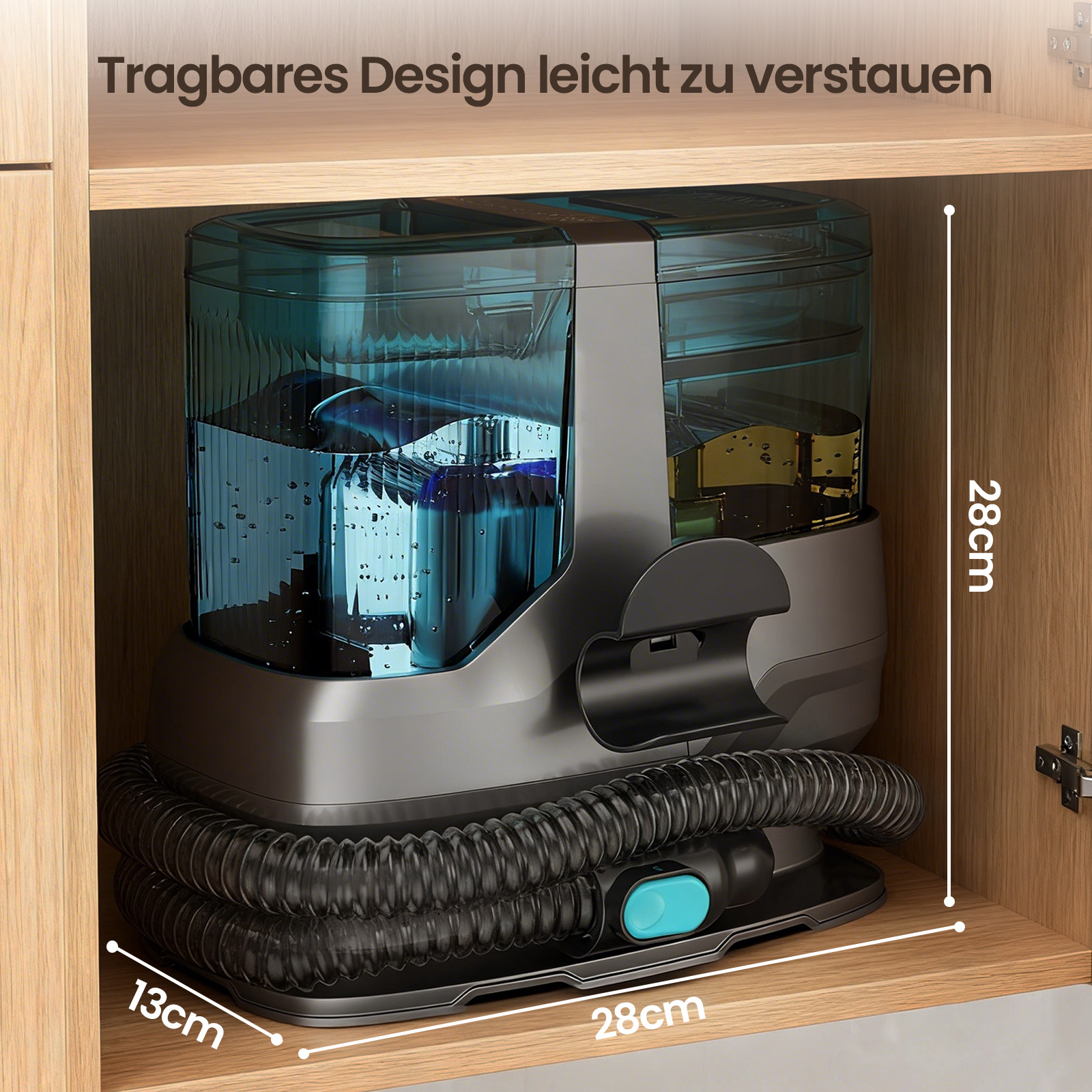 Ein tragbarer Reiniger mit blauem Wassertank und schwarzem Schlauch in einem Holzschrank.