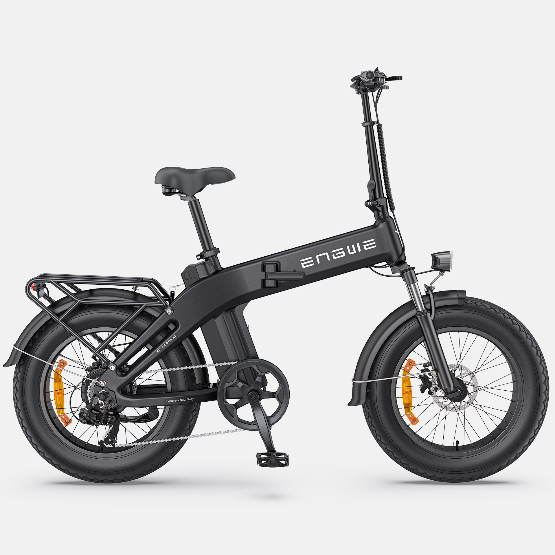 Bicicletta elettrica pieghevole nera con pneumatici larghi, portapacchi e faro.