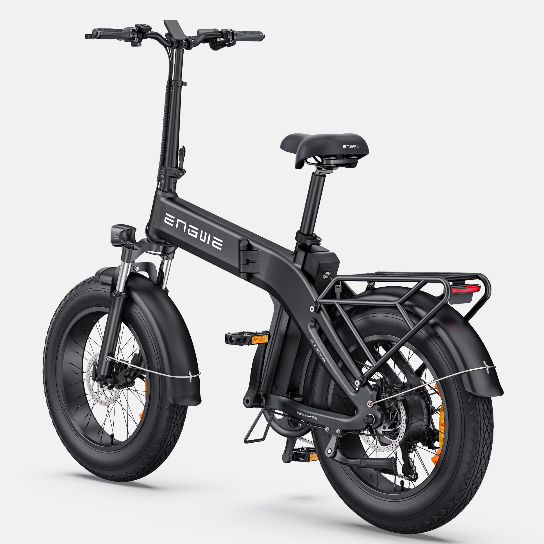 Una bici elettrica nera con pneumatici larghi, portapacchi e sospensioni.