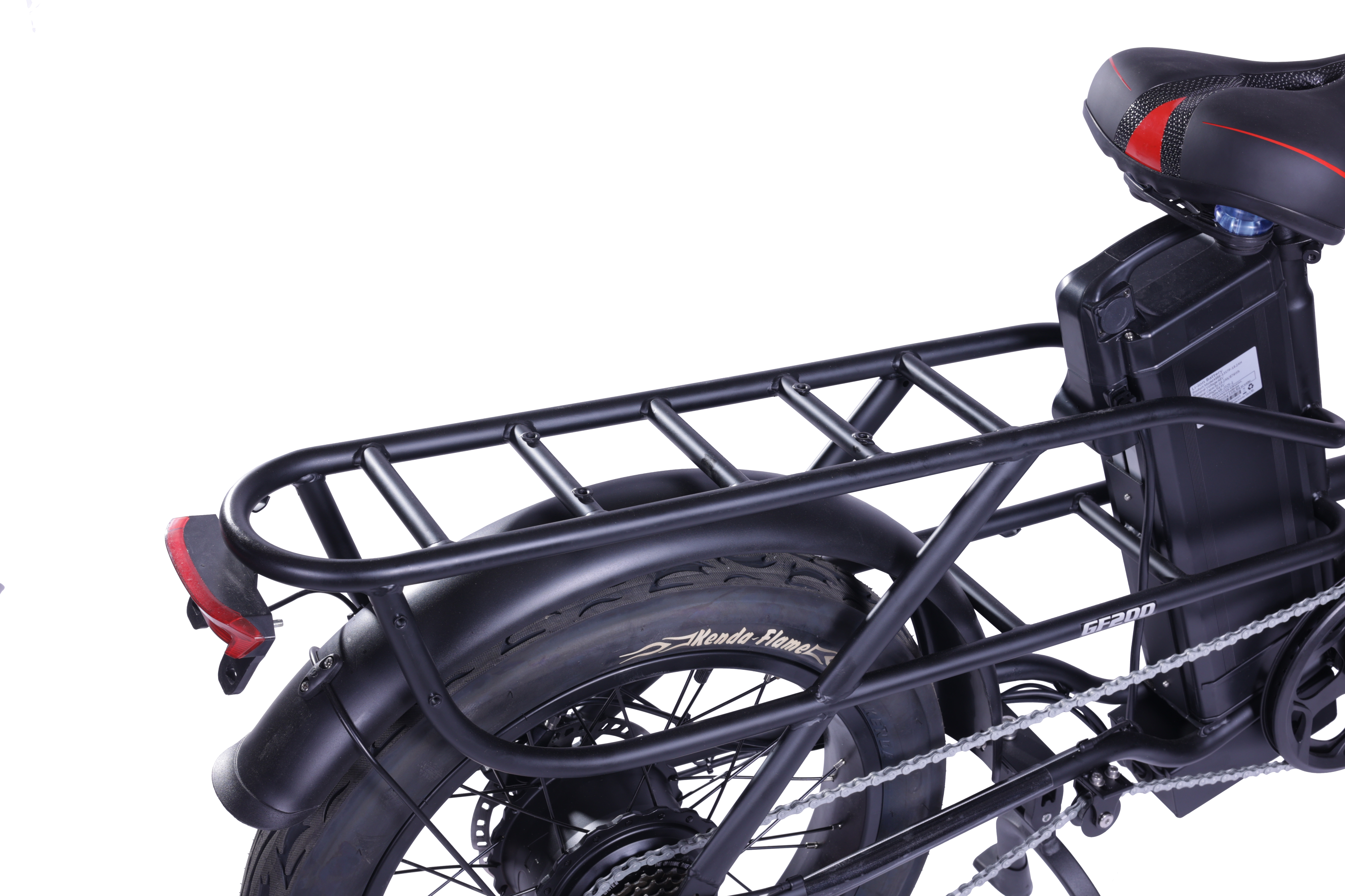 Tył czarnego roweru elektrycznego z bagażnikiem, baterią i czerwonym światłem.