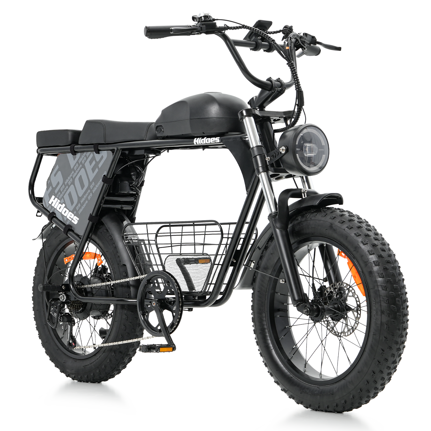 Ein schwarzes E-Bike mit breiten Reifen, Korb vorne und Gepäckträger hinten.