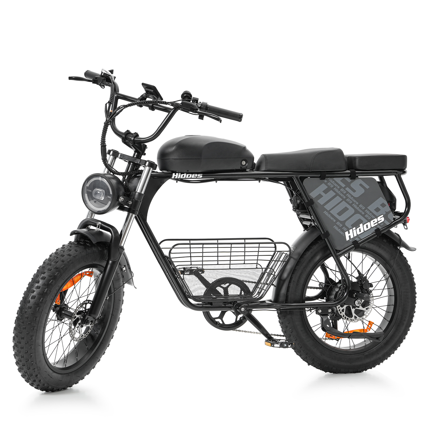Schwarzes E-Bike mit breiten Reifen, Korb vorne und Doppelsitz.