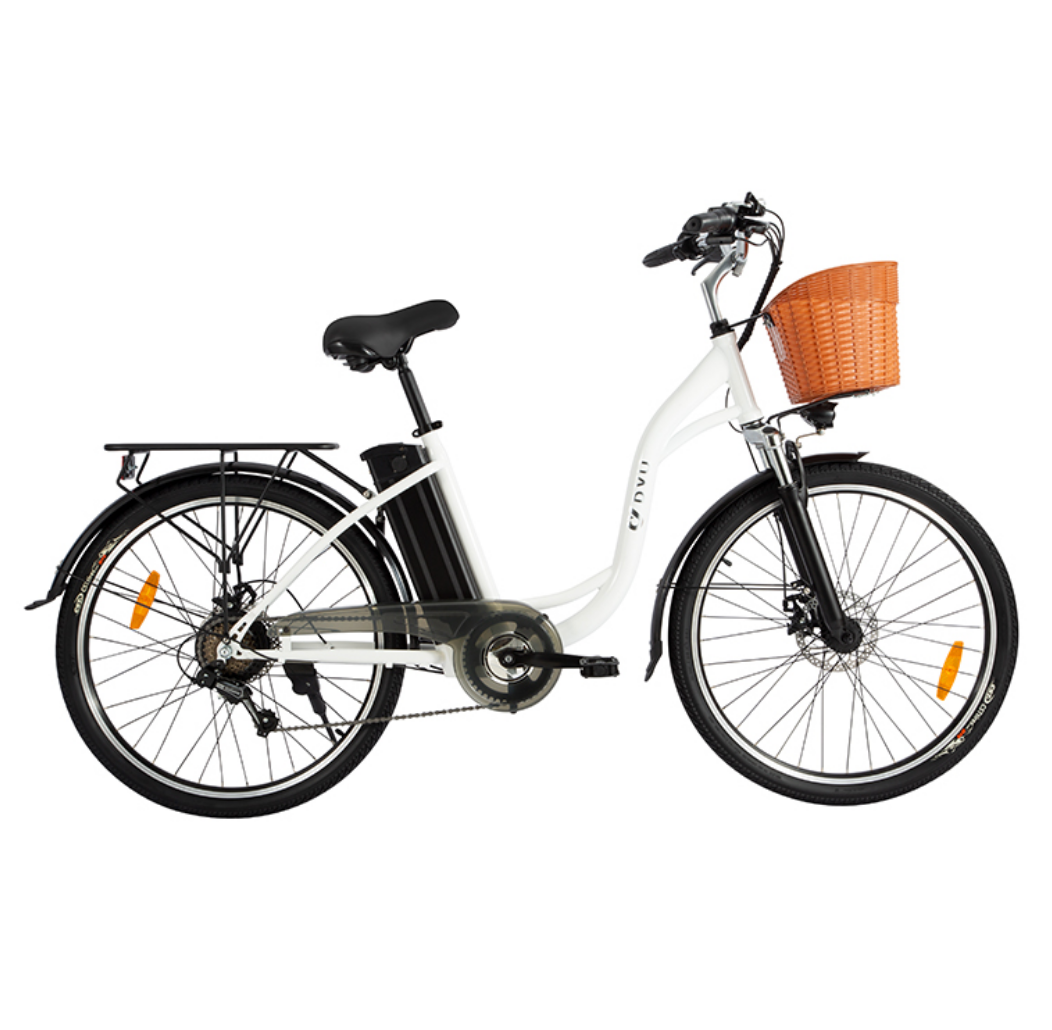 Ein weißes Elektrofahrrad mit einem braunen Korbf an der Vorderseite.