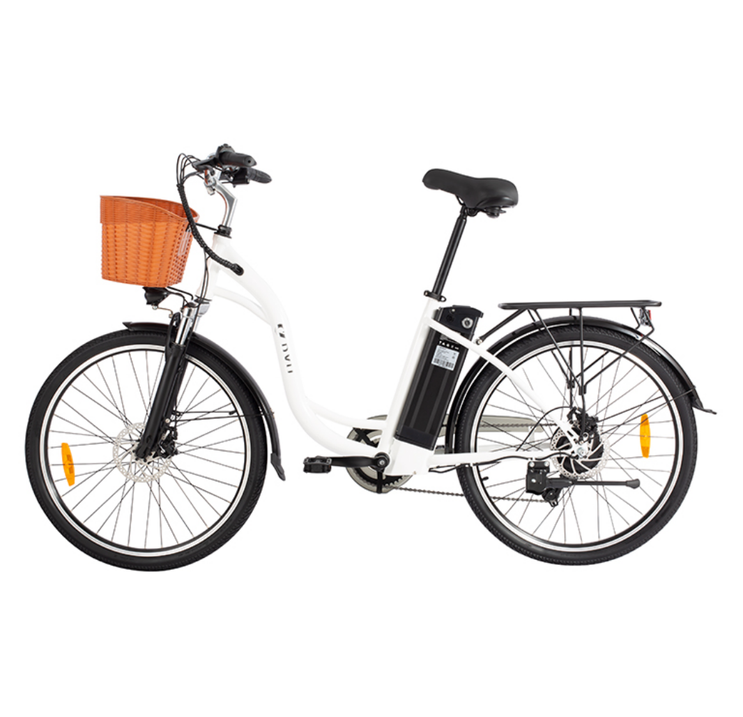 Ein weißes E-Bike mit orangefarbenem Korb vorne und schwarzem Gepäckträger.