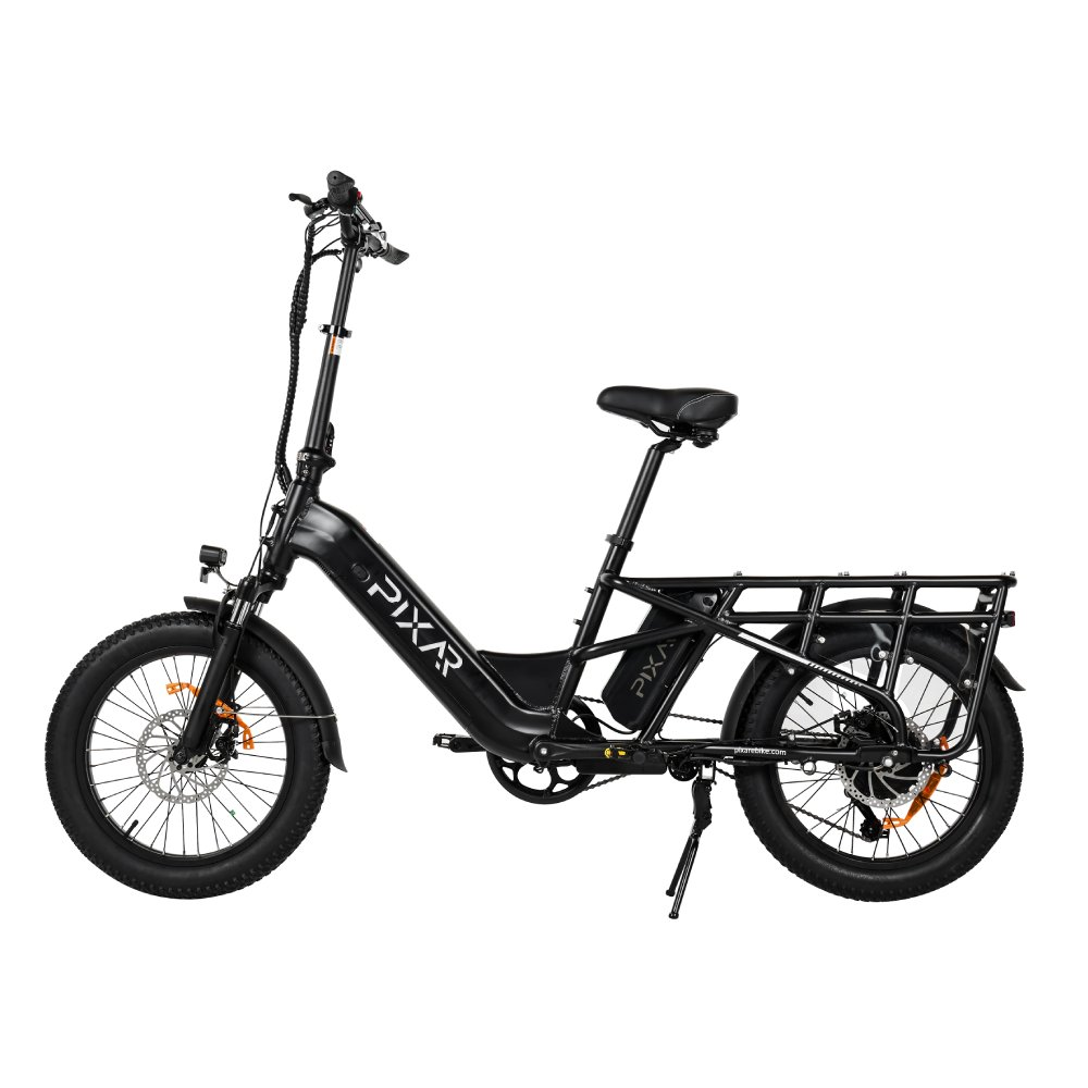 Czarny rower elektryczny typu fatbike z tylnym bagażnikiem na białym tle.