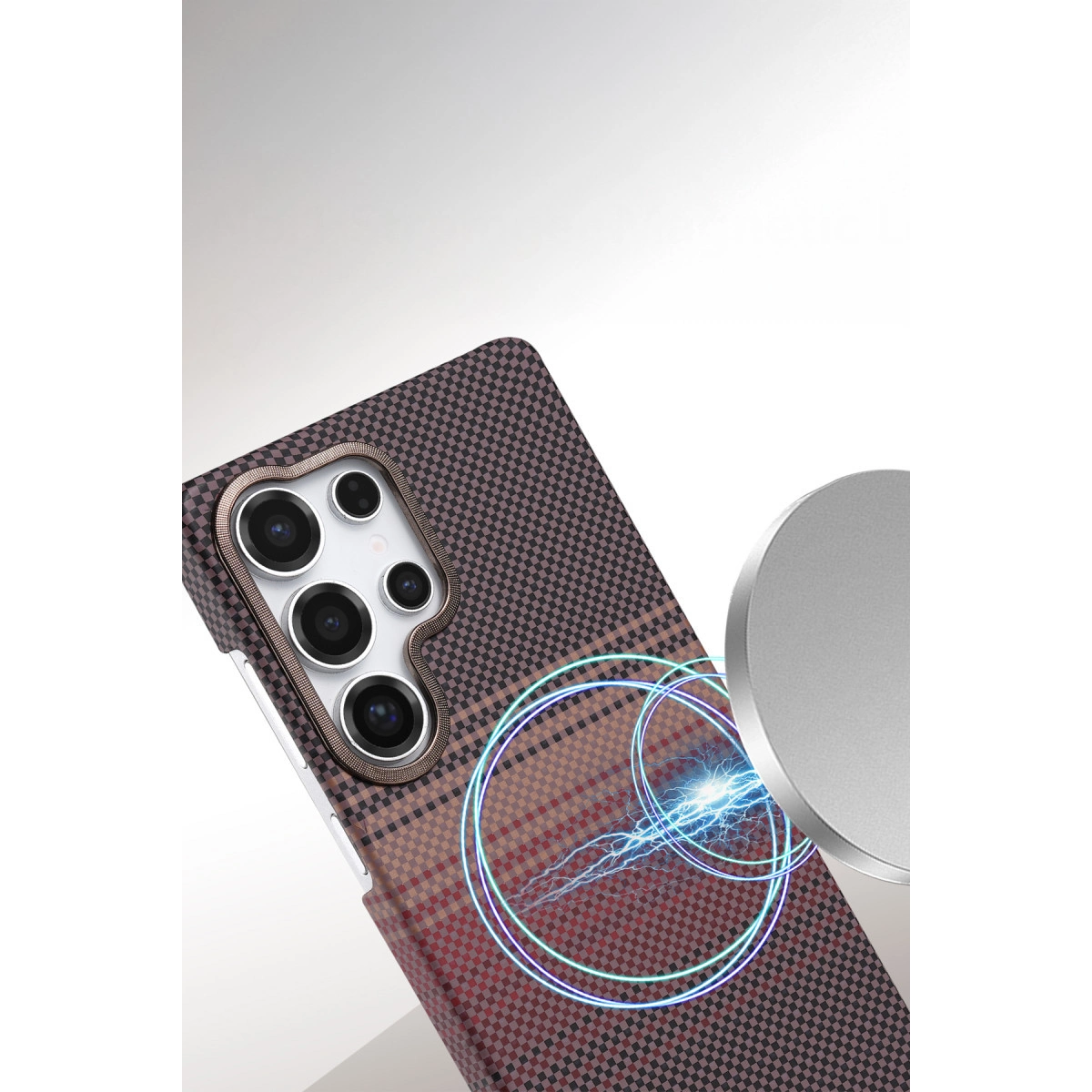 Kareli desenli telefonun arkası ve kamera lensleri.