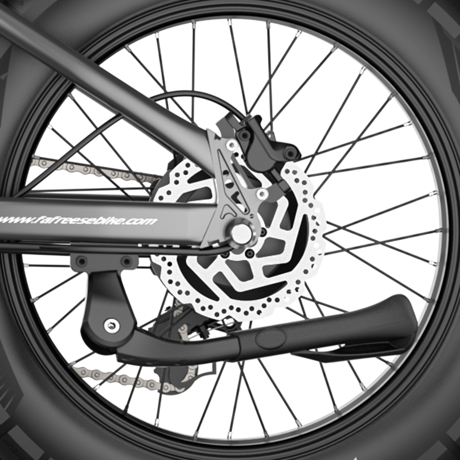 Zbliżenie tylnego koła roweru, widoczna hamulec tarczowy i łańcuch.