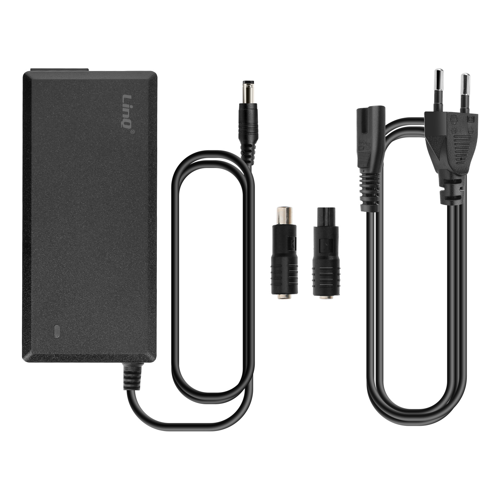 Schwarzer Netzadapter mit Kabeln und Steckern, auf weißem Hintergrund.