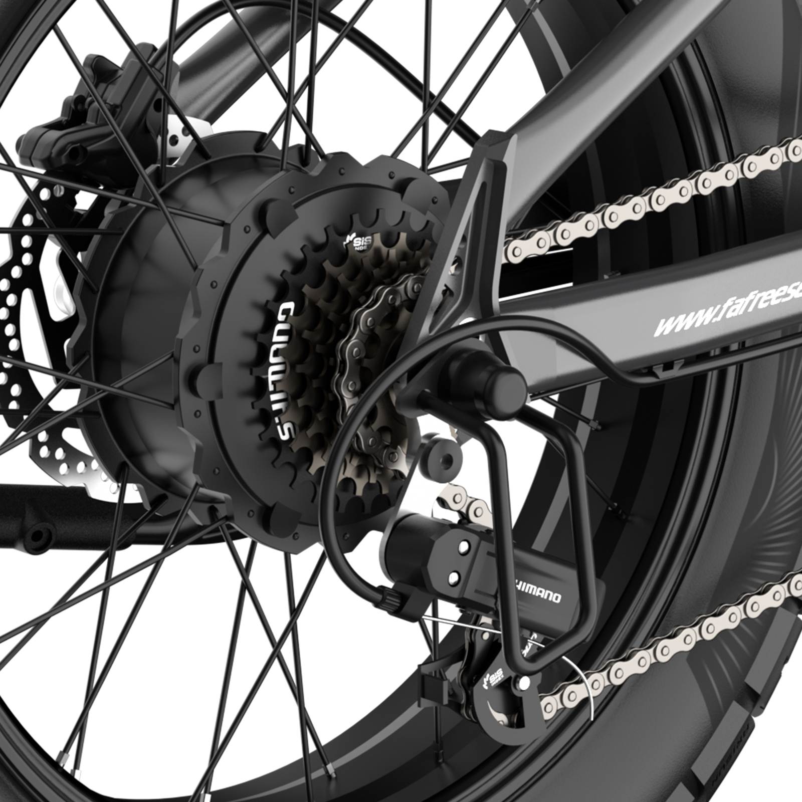 Zbliżenie układu napędowego roweru: kaseta, łańcuch, przerzutka i szprychy.