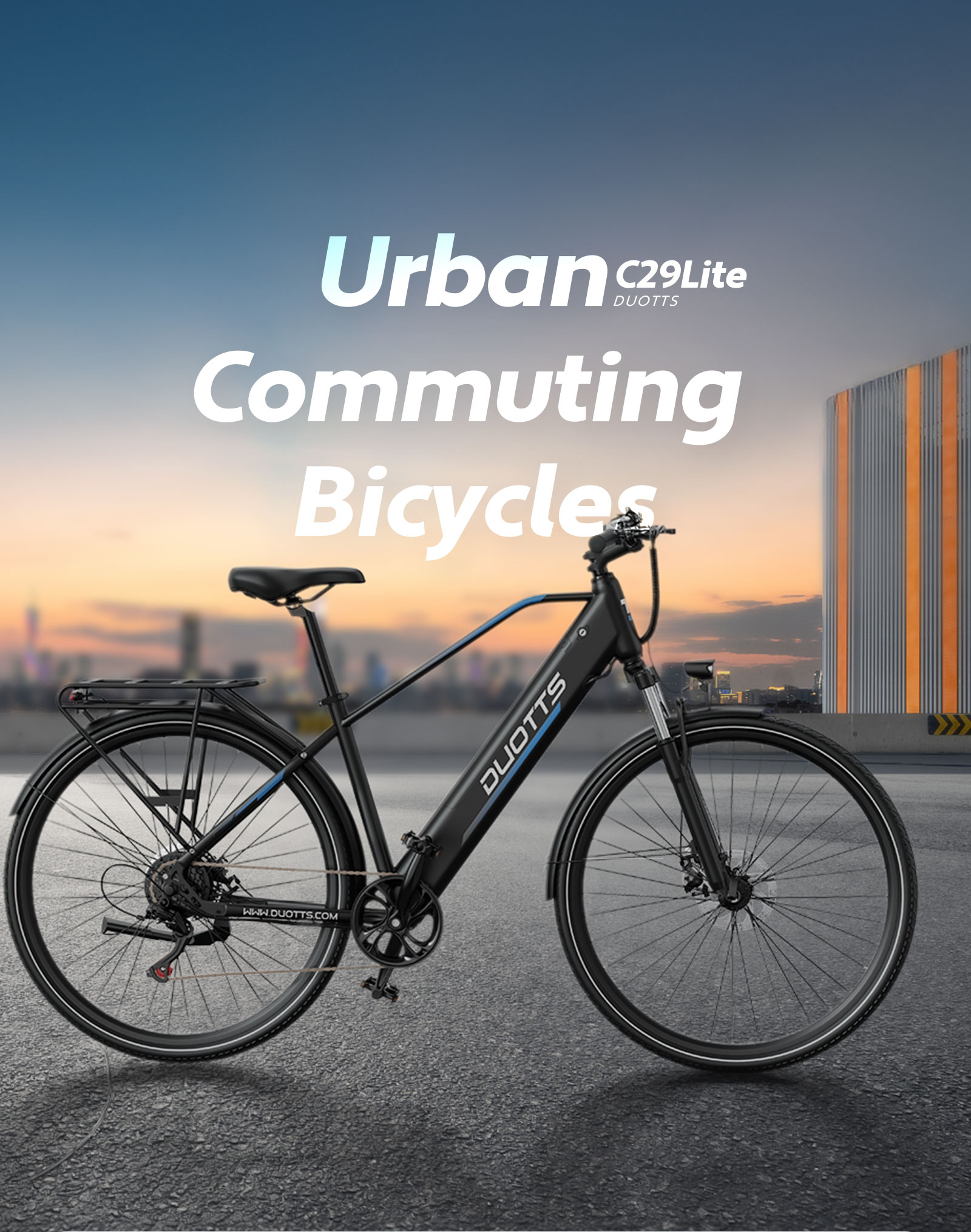 Una bicicleta eléctrica negra con portaequipajes está sobre asfalto frente a un horizonte urbano.