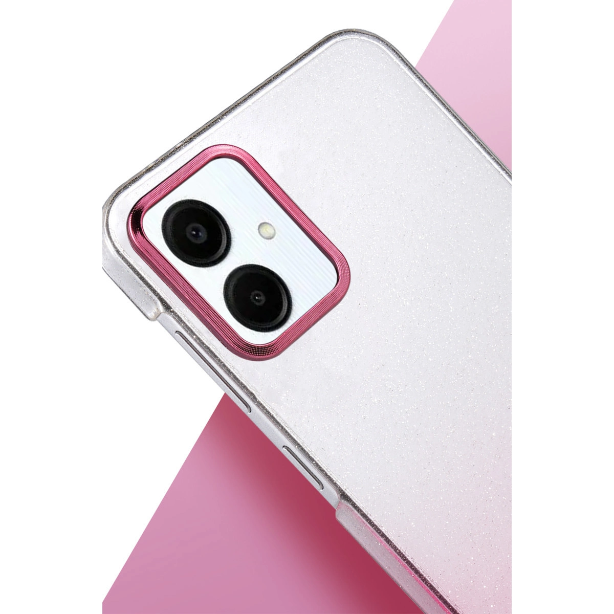 Pembe kamera lensli beyaz simli telefon kılıfı.